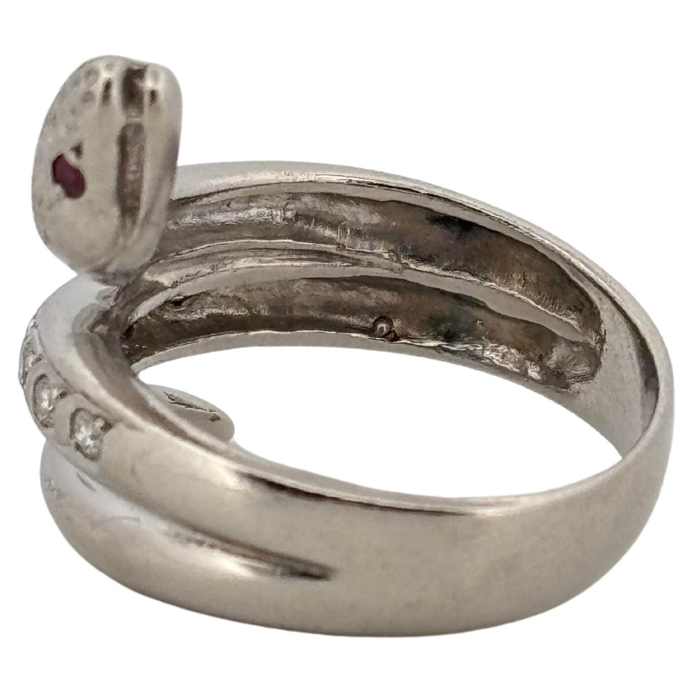 Bague serpent en platine 0,12 ct de diamant et 0,02 ct de rubis Bon état - En vente à Sewickley, PA