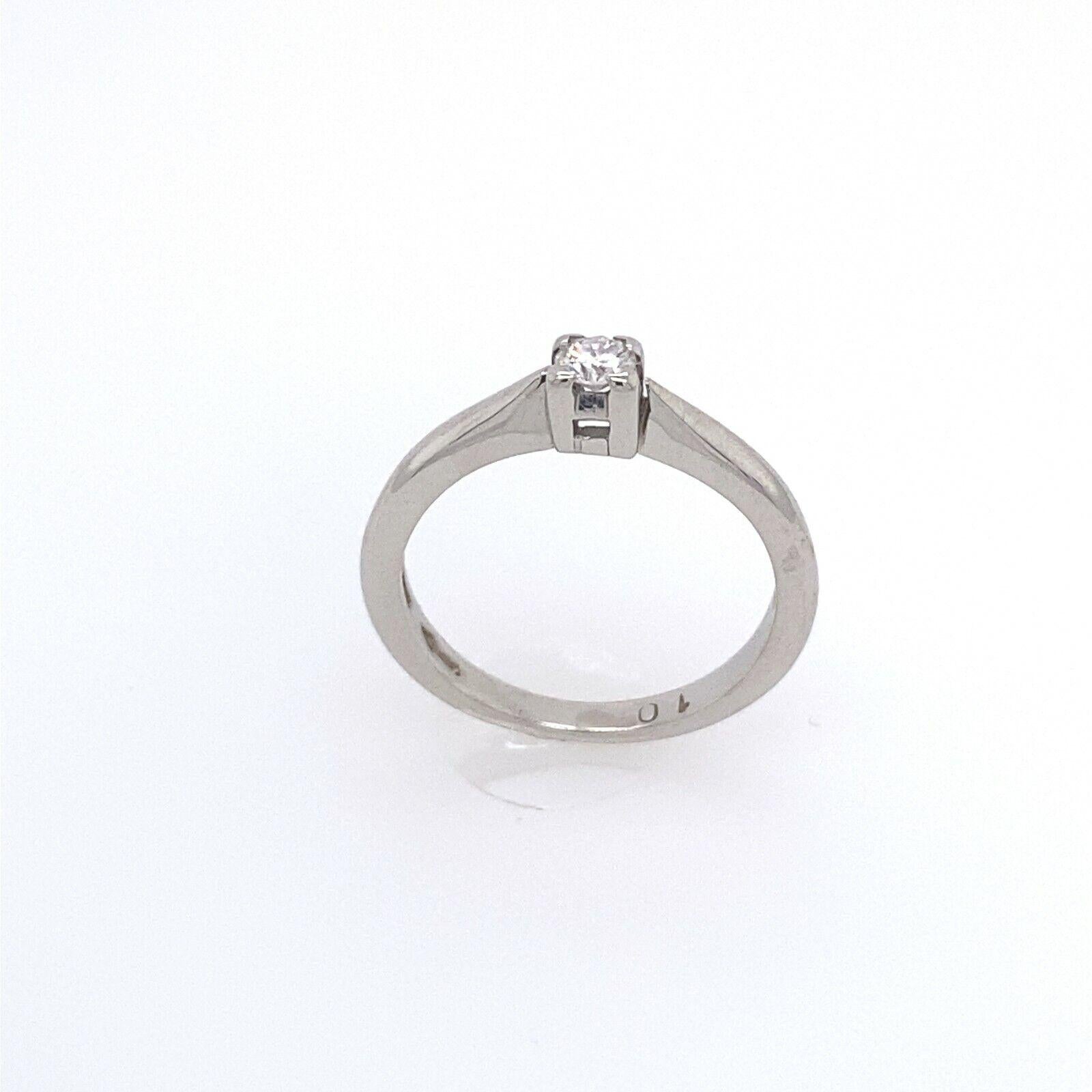 Bague solitaire en platine sertie d'un diamant rond brillant de 0,10ct Pour femmes en vente