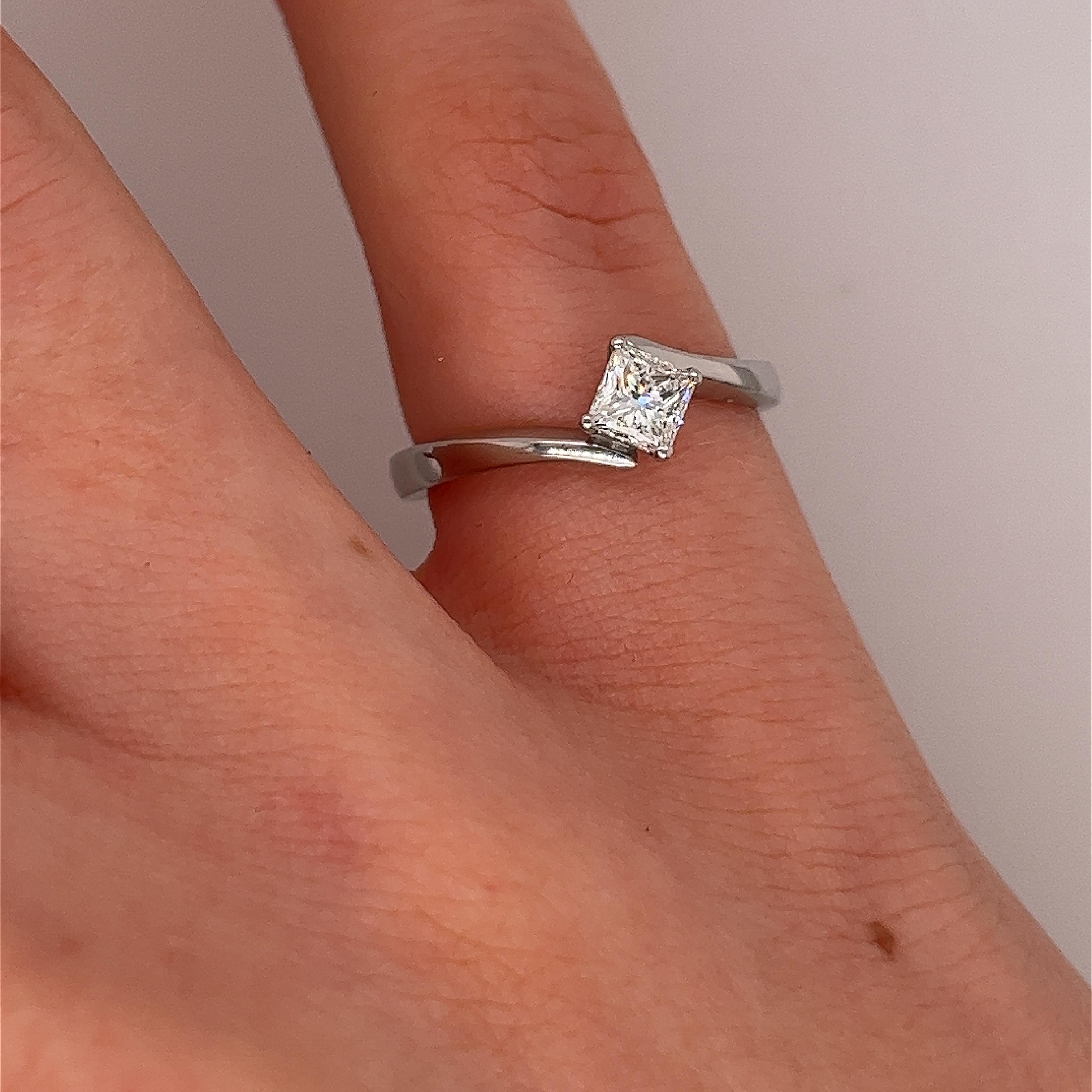 Platinum Solitaire Diamond Ring Set With 0.40ct Princess Cut Diamond In Good Condition For Sale In London, GB