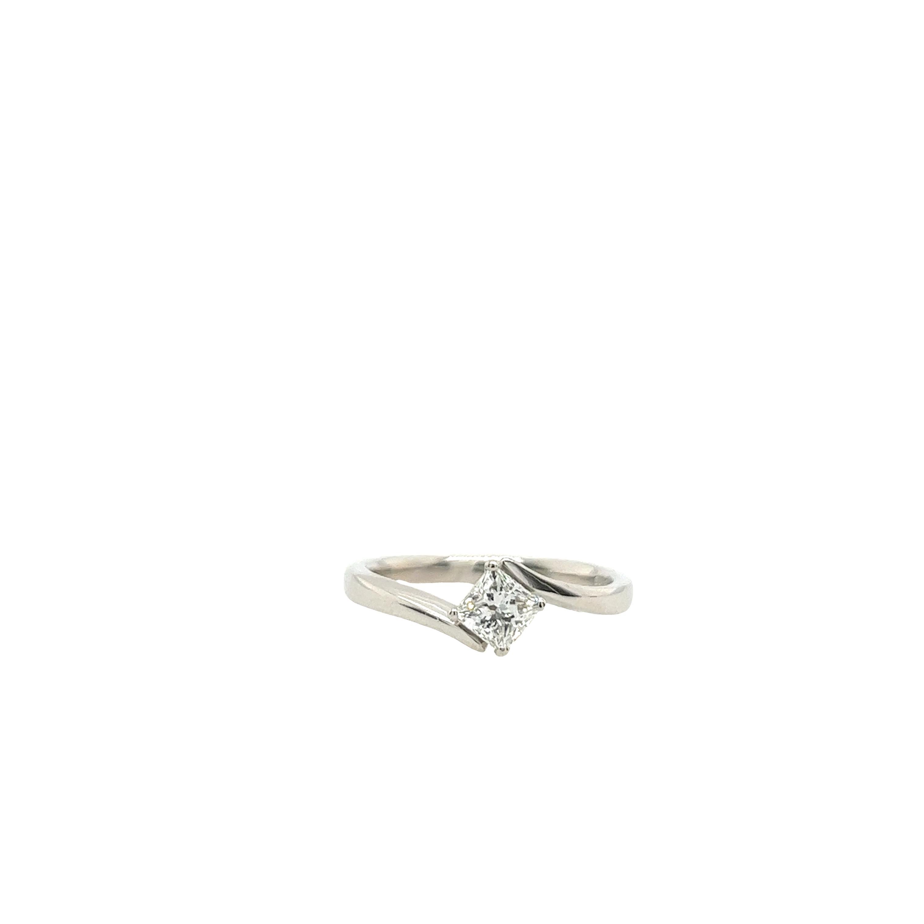 Women's Platinum Solitaire Diamond Ring Set With 0.40ct Princess Cut Diamond For Sale