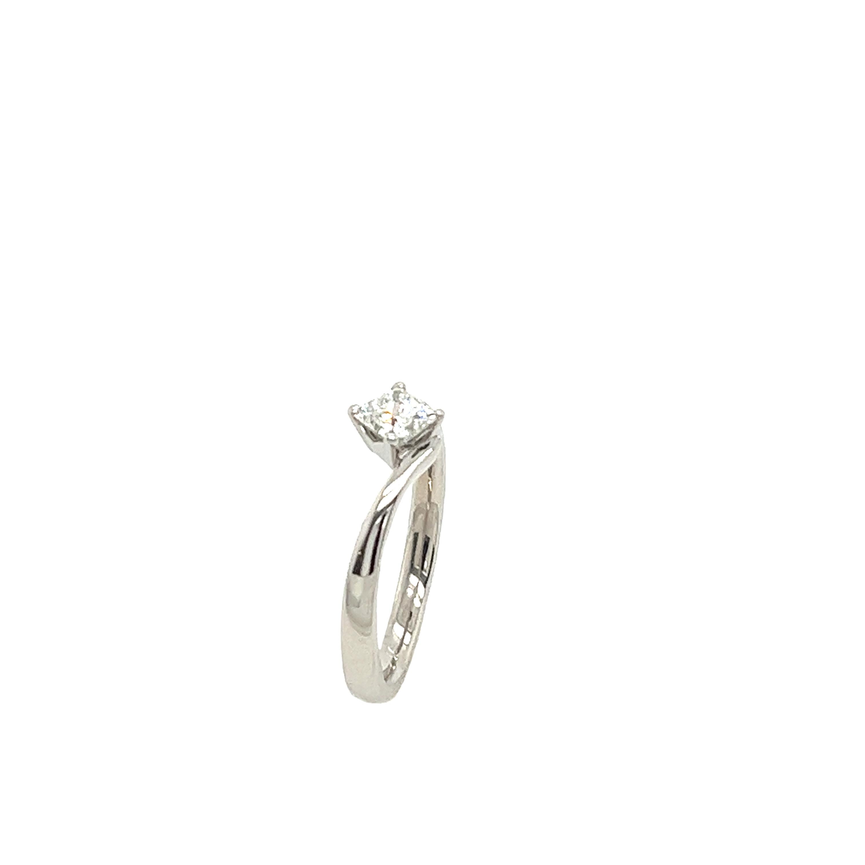 Platinum Solitaire Diamond Ring Set With 0.40ct Princess Cut Diamond For Sale 2