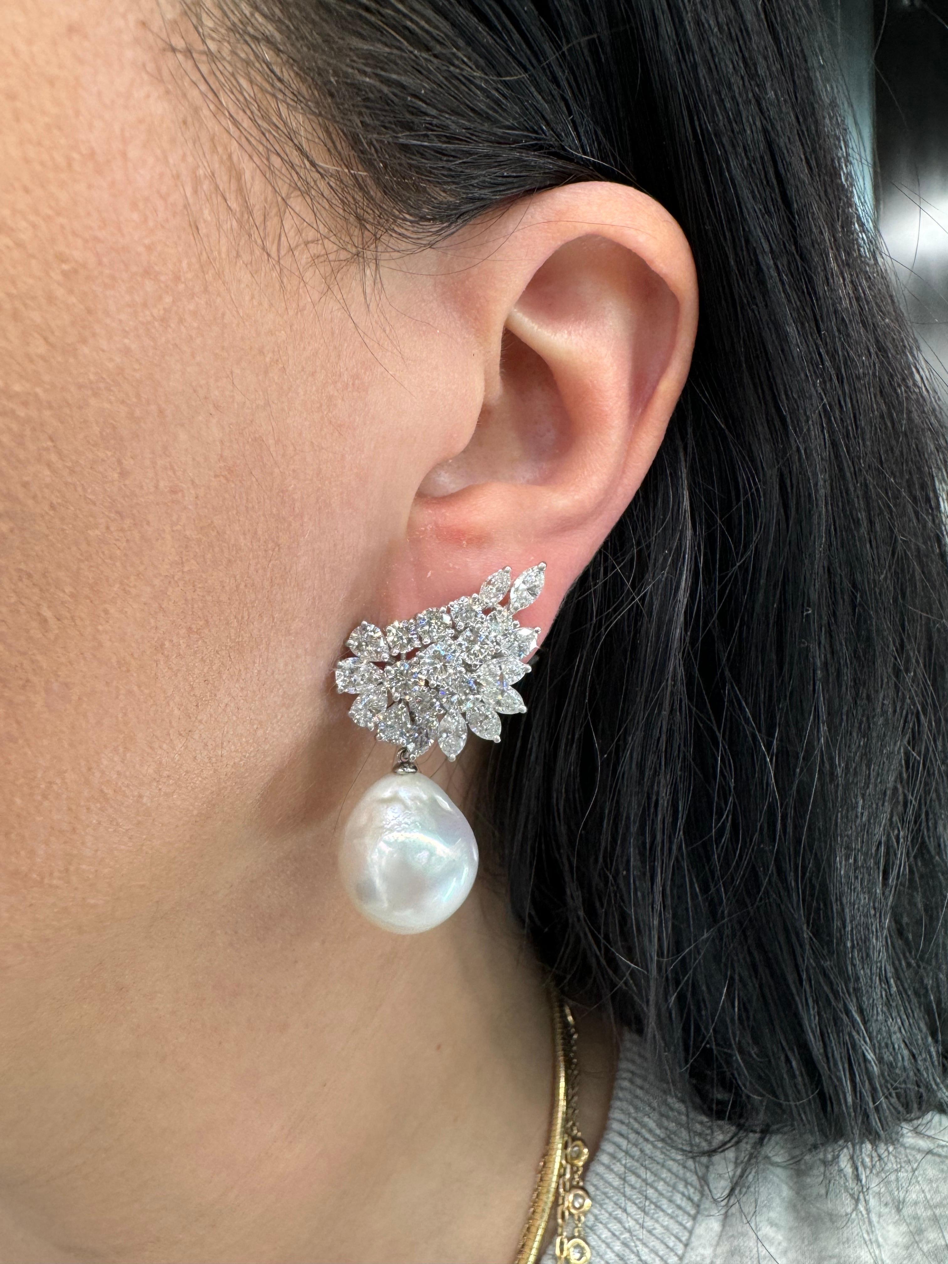 Orecchini a goccia con diamanti Day & Night con 8 forme a pera, 16 marquise e 18 brillanti rotondi per un peso di circa 12 carati e due perle dei mari del sud rimovibili di 15 mm, realizzati in platino.
