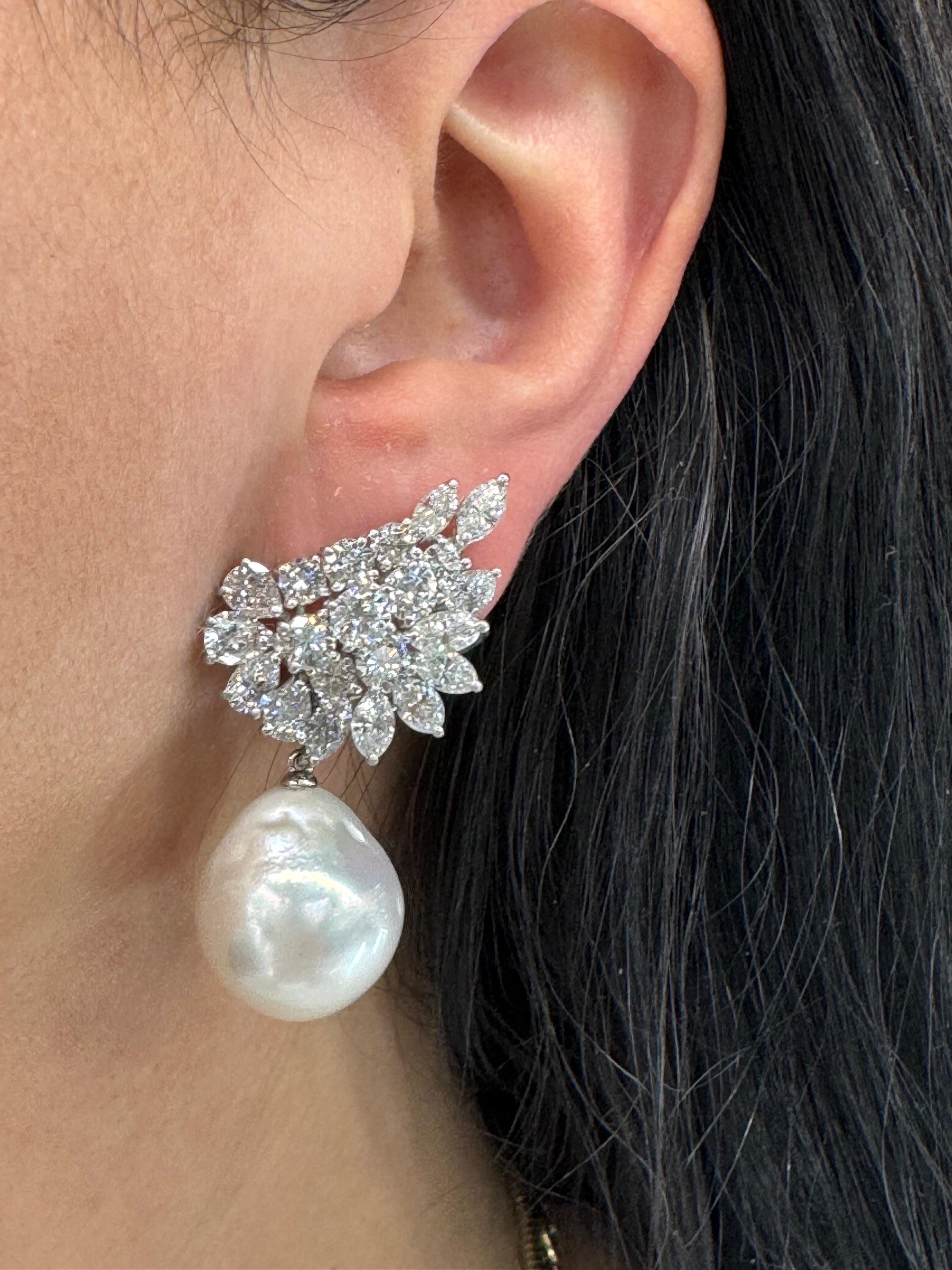 Contemporaneo Orecchini in platino con perle dei mari del sud e diamanti a grappolo 12 carati G-H SI 15 MM in vendita