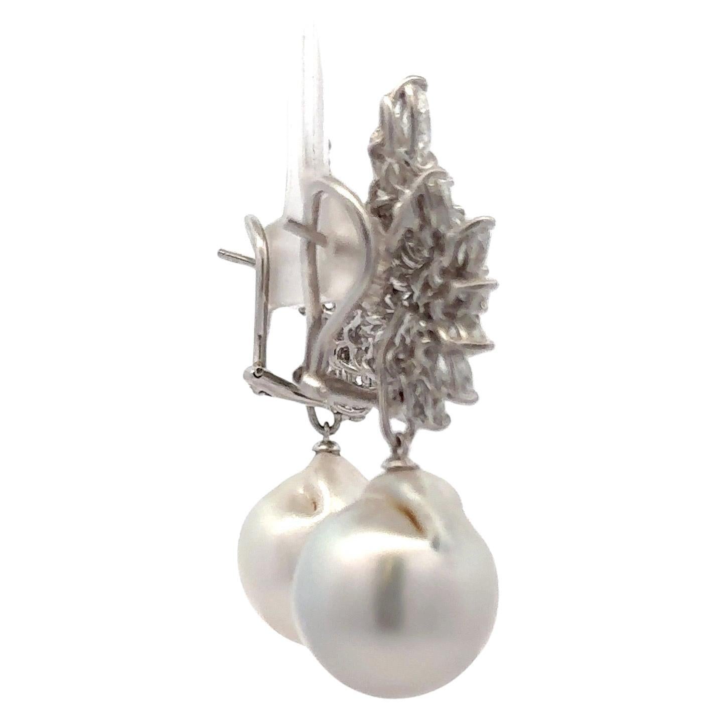 Taglio rotondo Orecchini in platino con perle dei mari del sud e diamanti a grappolo 12 carati G-H SI 15 MM in vendita