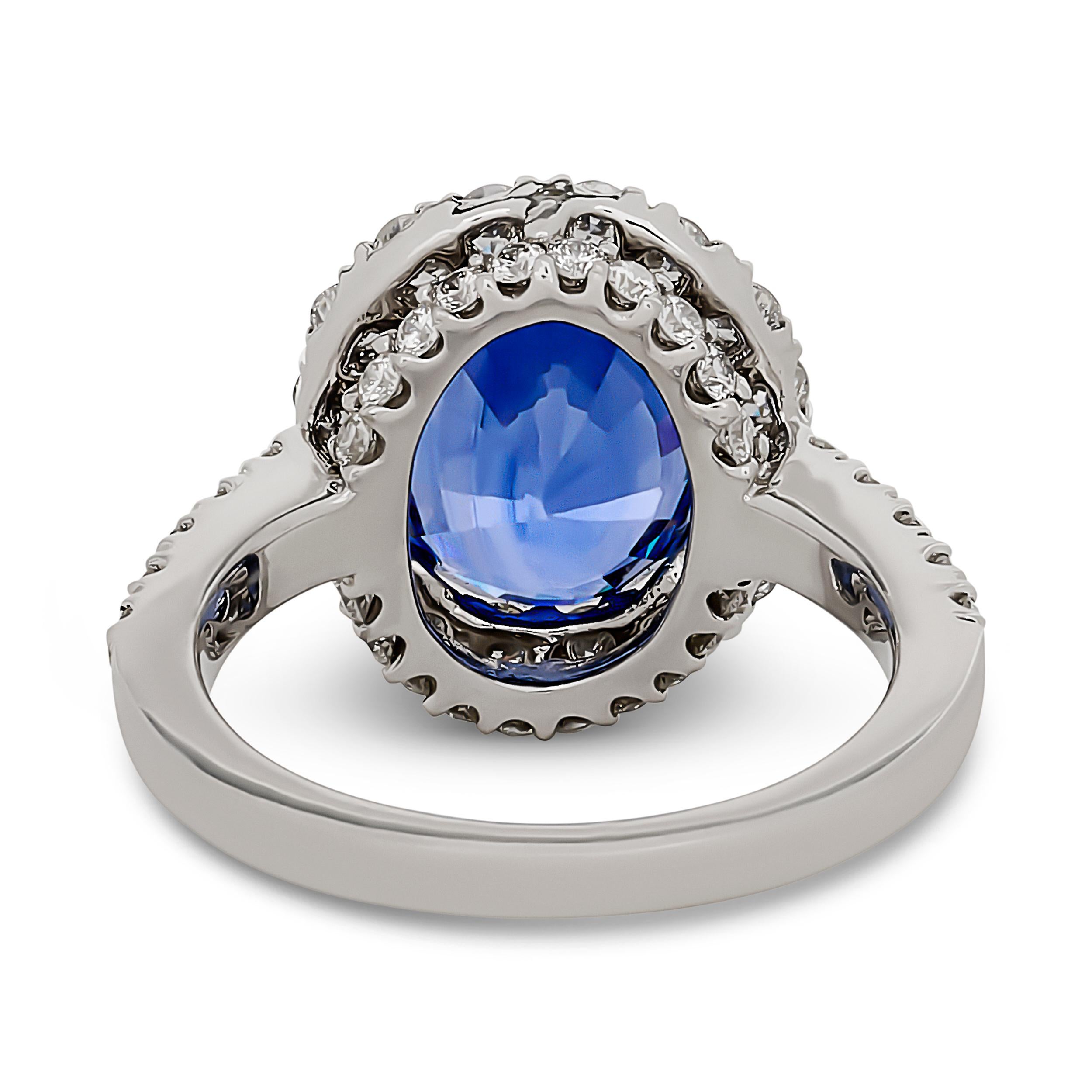 Anillo de platino con halo y pavé de zafiro calentado y diamantes de Sri Lanka Corte oval en venta