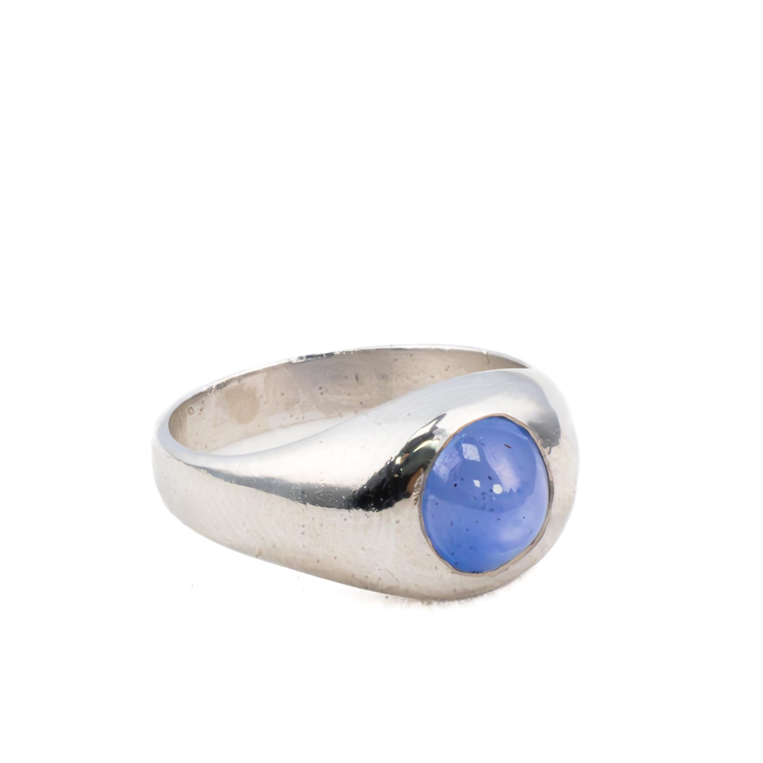Anello solitario con zaffiro a stella in platino

Un raffinato ed elegante anello in platino con un affascinante Zaffiro Stella, la cui eterea tonalità blu emana un morbido e luminoso bagliore. La gemma liscia e bombata è incastonata nella fascia di