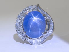 Bague imposante en platine 16 carats avec saphir étoilé et halo de diamants, grosse pierre précieuse