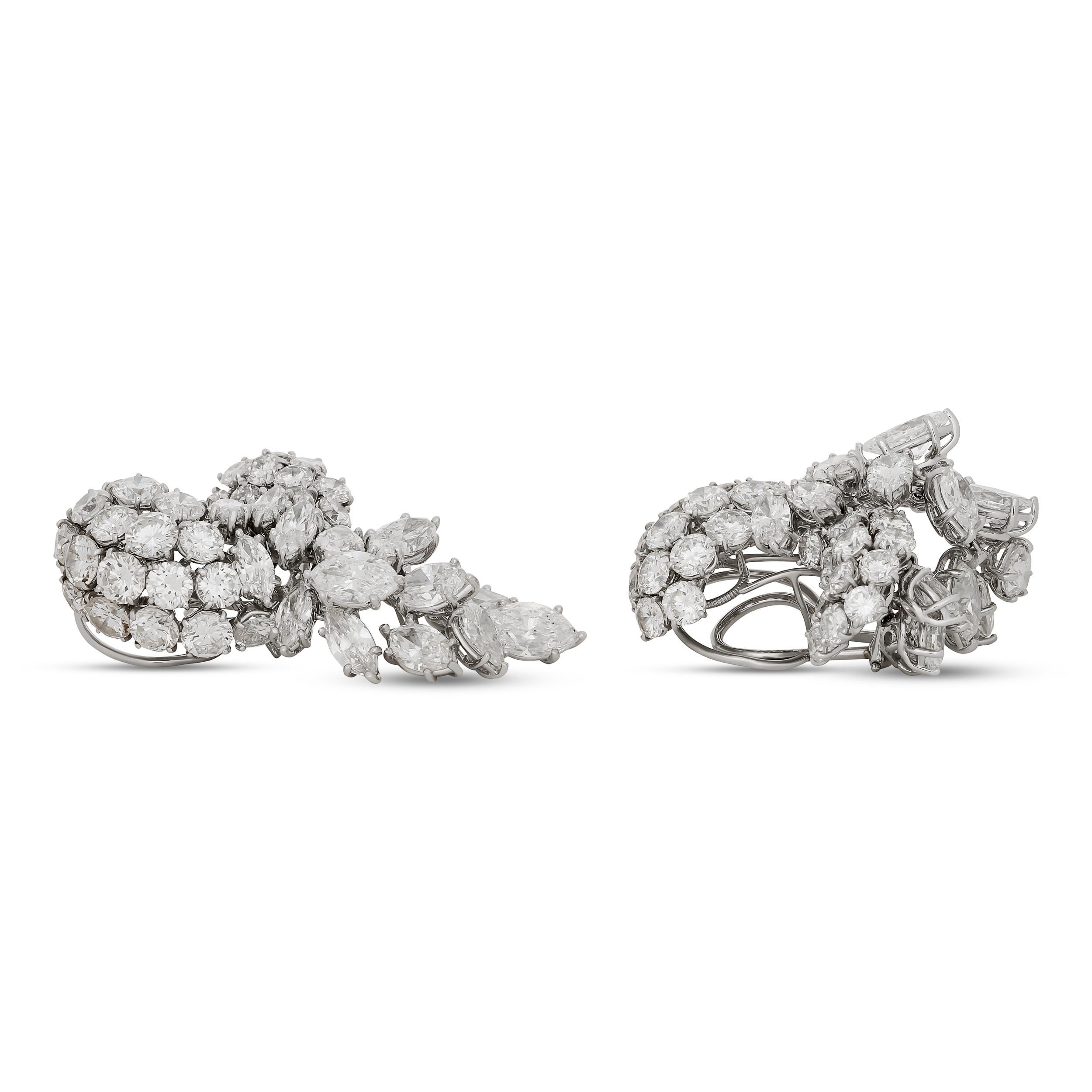 Taille ronde Boucles d'oreilles en platine avec grappes de diamants en vente