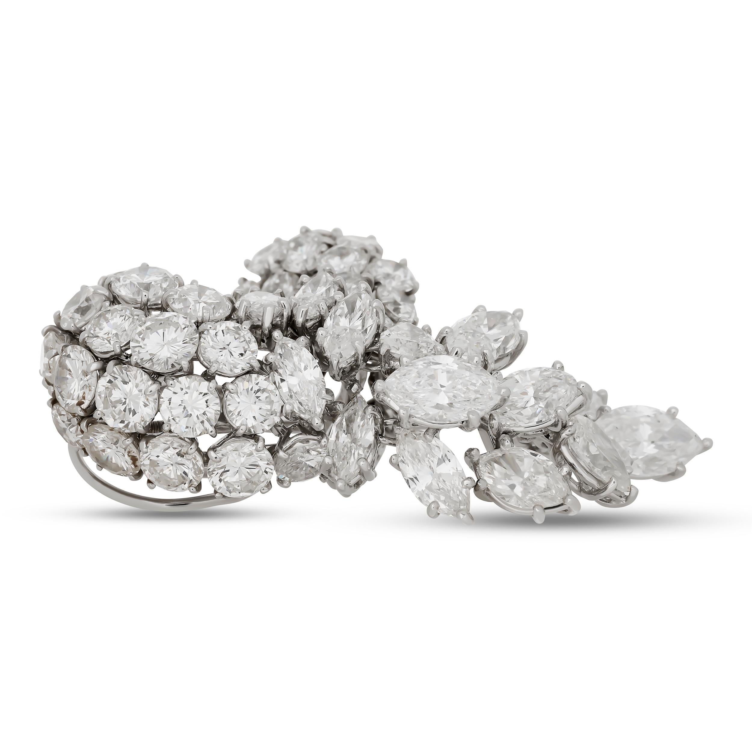 Boucles d'oreilles en platine avec grappes de diamants Excellent état - En vente à Philadelphia, PA