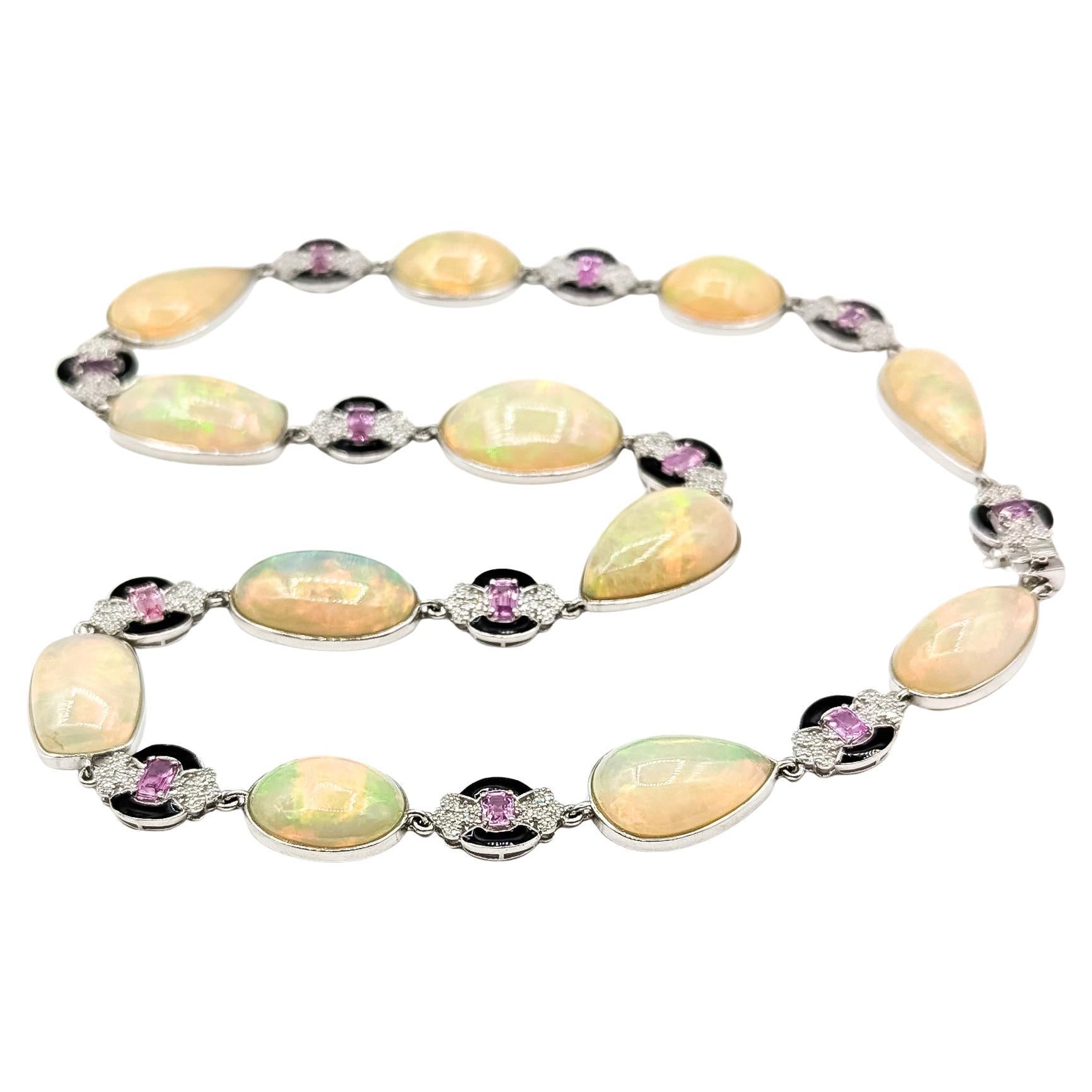 Collana in platino con smalto nero e diamanti, zaffiri rosa e opali etiopici

Questa collana in platino presenta una straordinaria combinazione di smalto nero, diamanti scintillanti per un totale di 1,07 carati, zaffiri rosa per un totale di 4,09