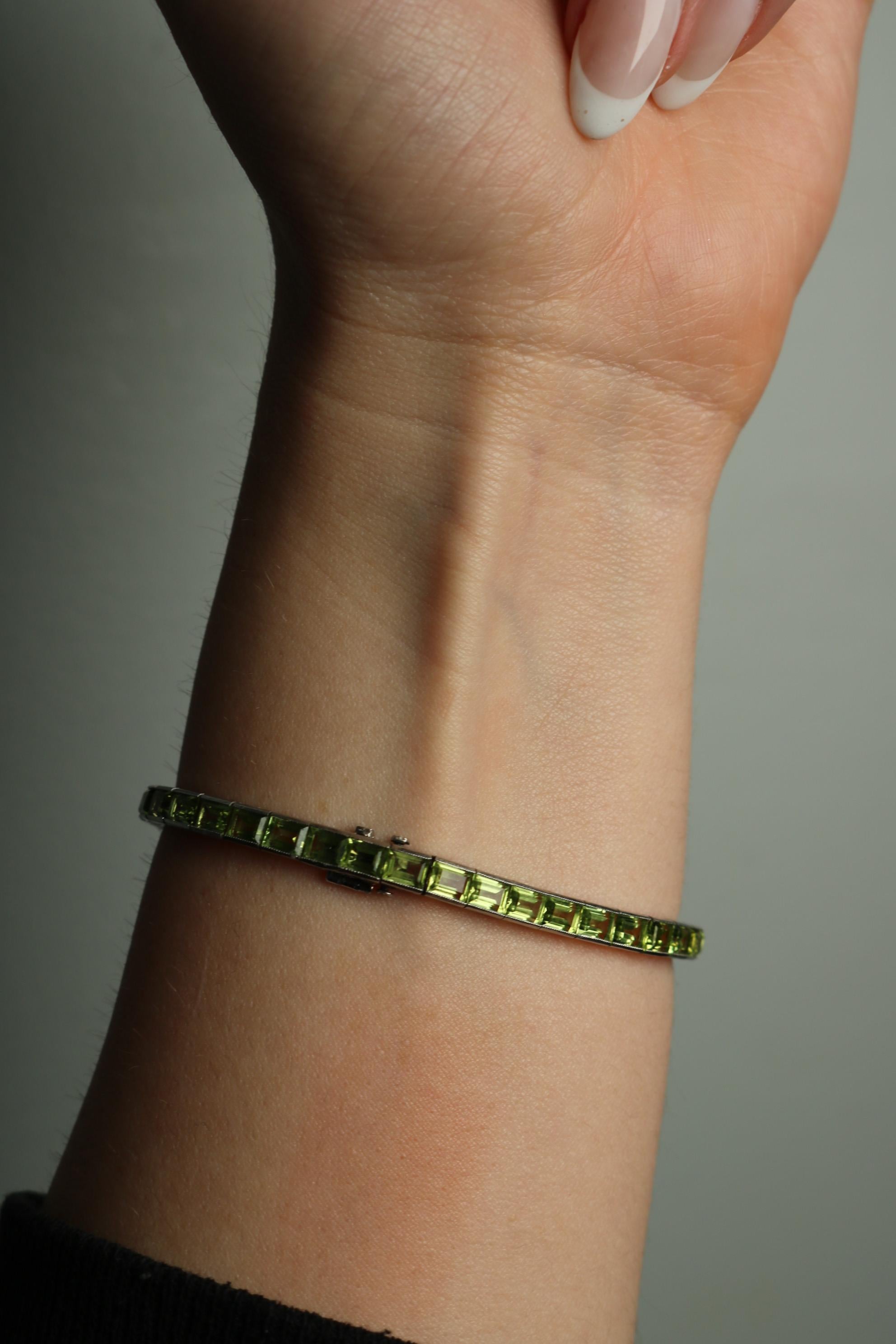 Pulsera Línea Recta Platino Peridoto Estilo Art Decó ~17.5ctw Peridoto en venta 9