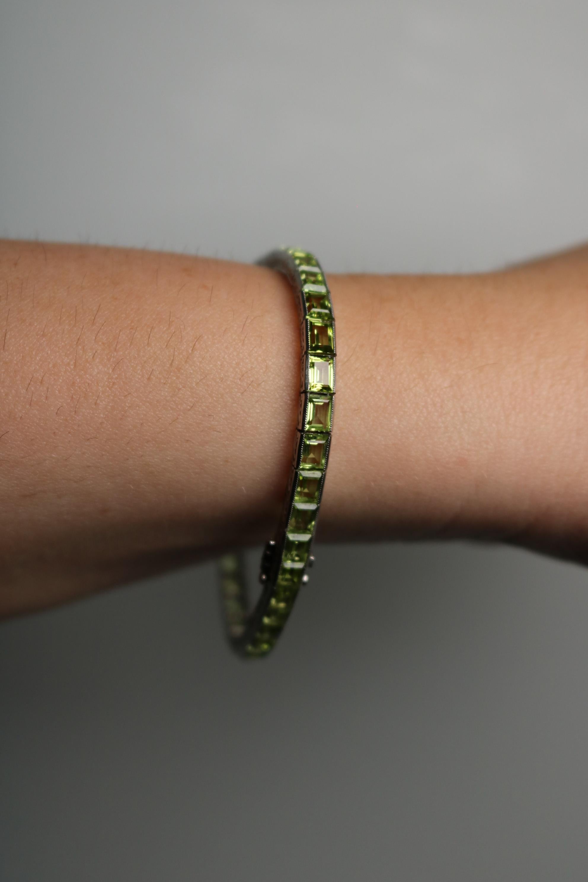 Pulsera Línea Recta Platino Peridoto Estilo Art Decó ~17.5ctw Peridoto en venta 12