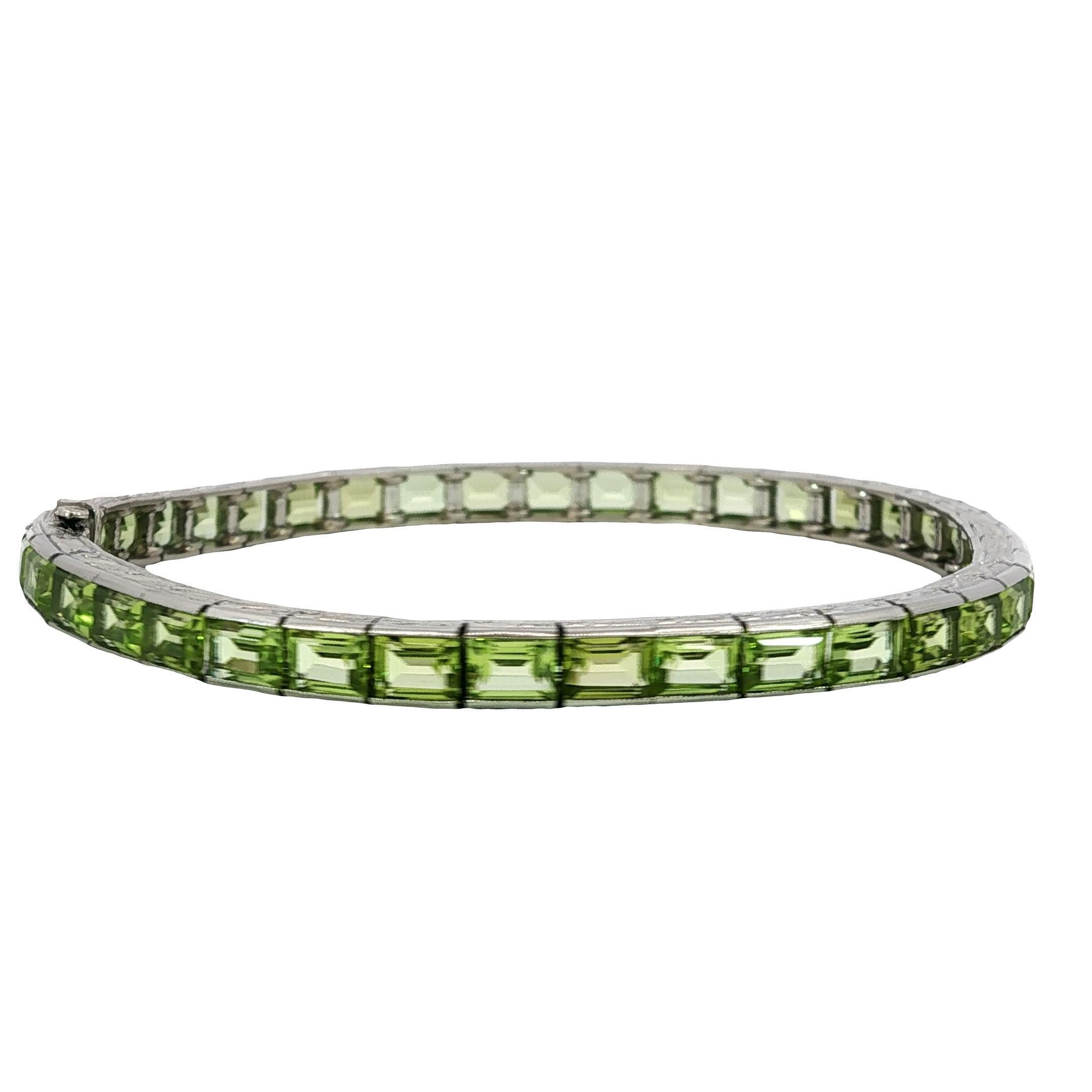 Pulsera Línea Recta Platino Peridoto Estilo Art Decó ~17.5ctw Peridoto

Esta pulsera presenta 17,5 quilates de peridotos talla esmeralda, cada uno de ellos con un vívido tono verde y una claridad excepcional. Las piedras están engastadas con