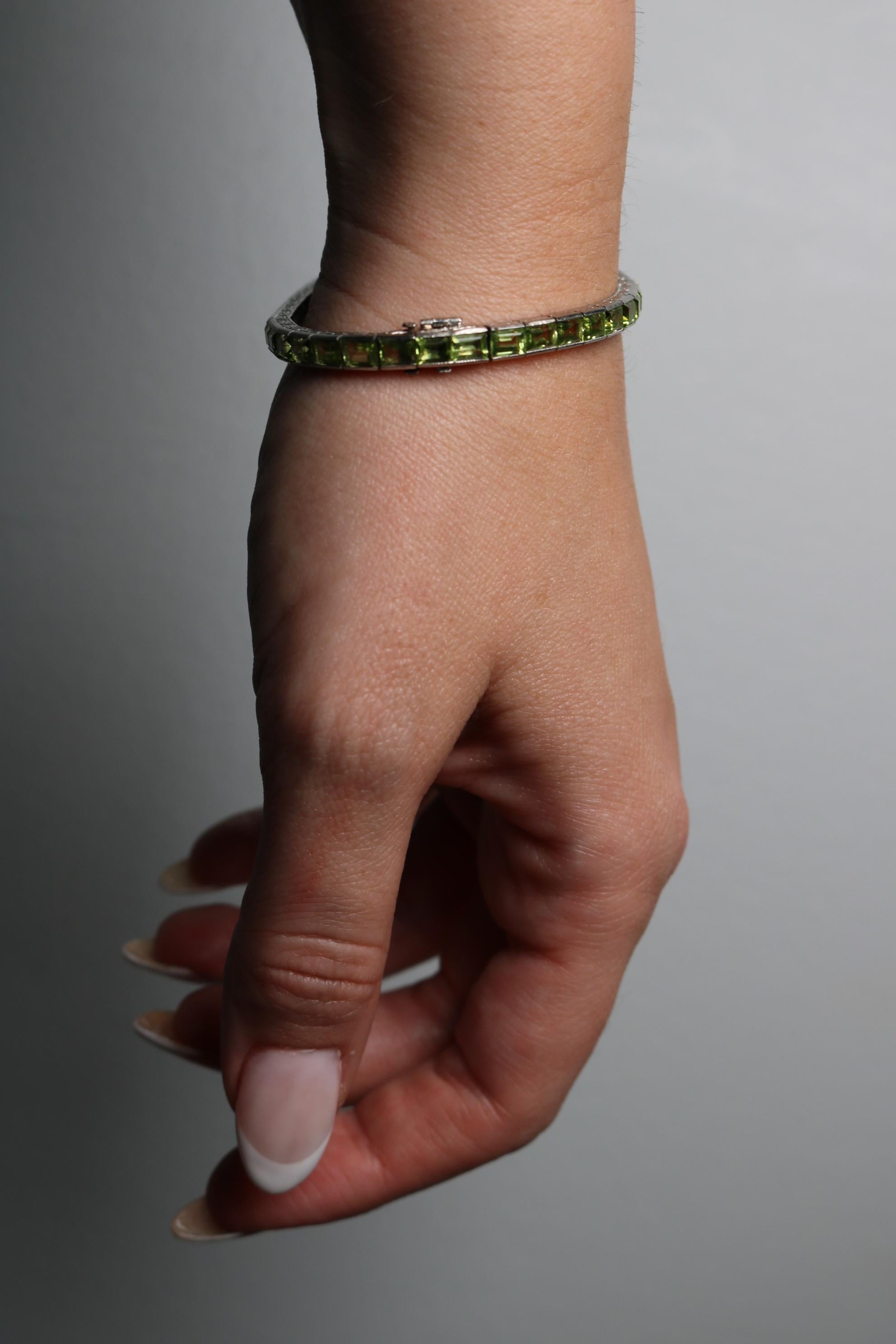 Pulsera Línea Recta Platino Peridoto Estilo Art Decó ~17.5ctw Peridoto Corte esmeralda en venta