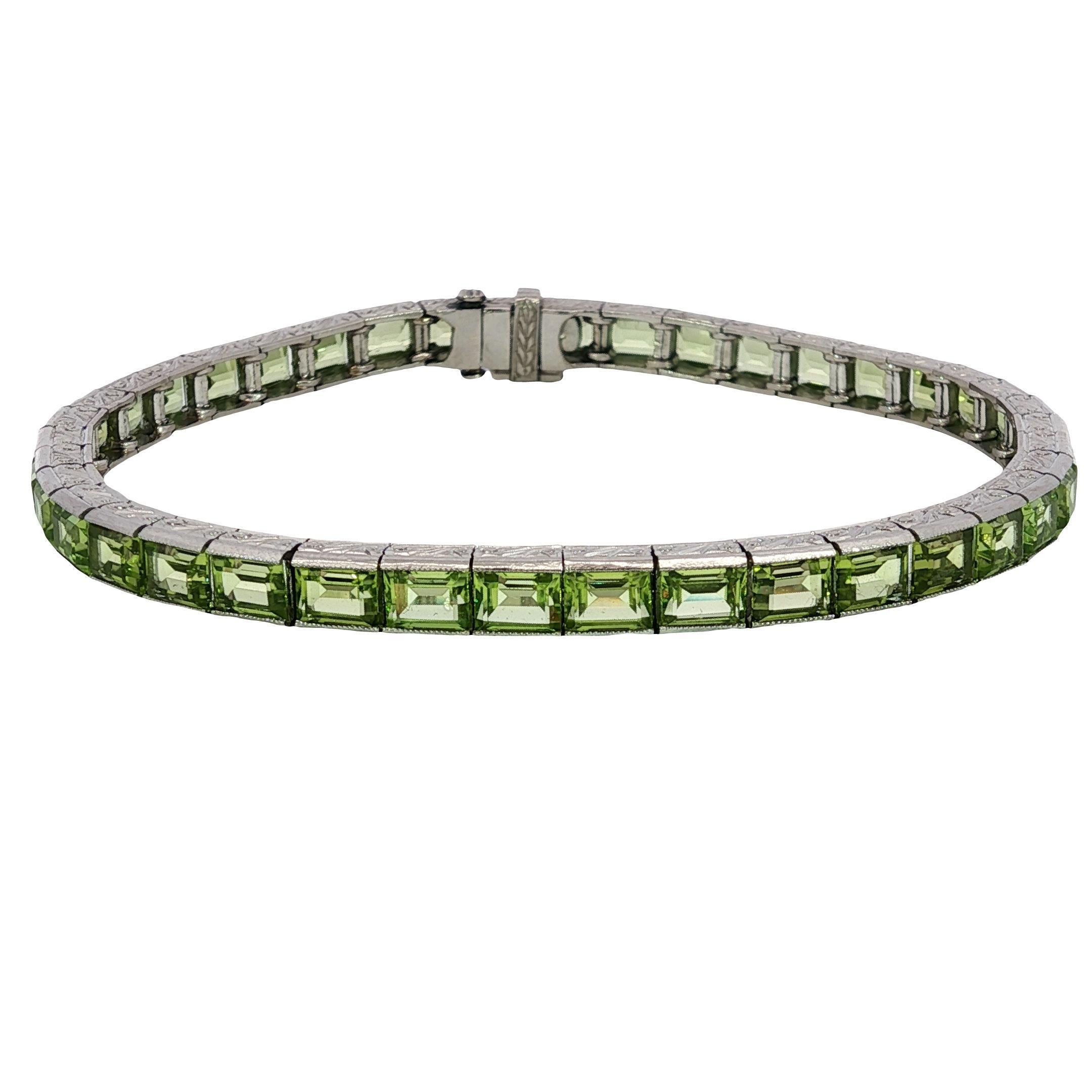 Pulsera Línea Recta Platino Peridoto Estilo Art Decó ~17.5ctw Peridoto en Excelente estado para la venta en Fairfield, CT