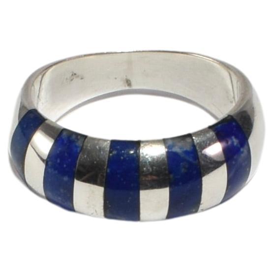Vintage platinum ring with striped lapis stone detail. Stamped 950.

Material: Platinum, lapis lazuli.

