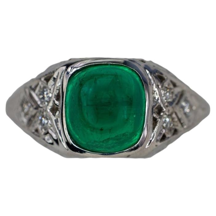 Filigranring aus Platin mit einem Smaragd-Cabochon in Zuckerhutform und Diamanten