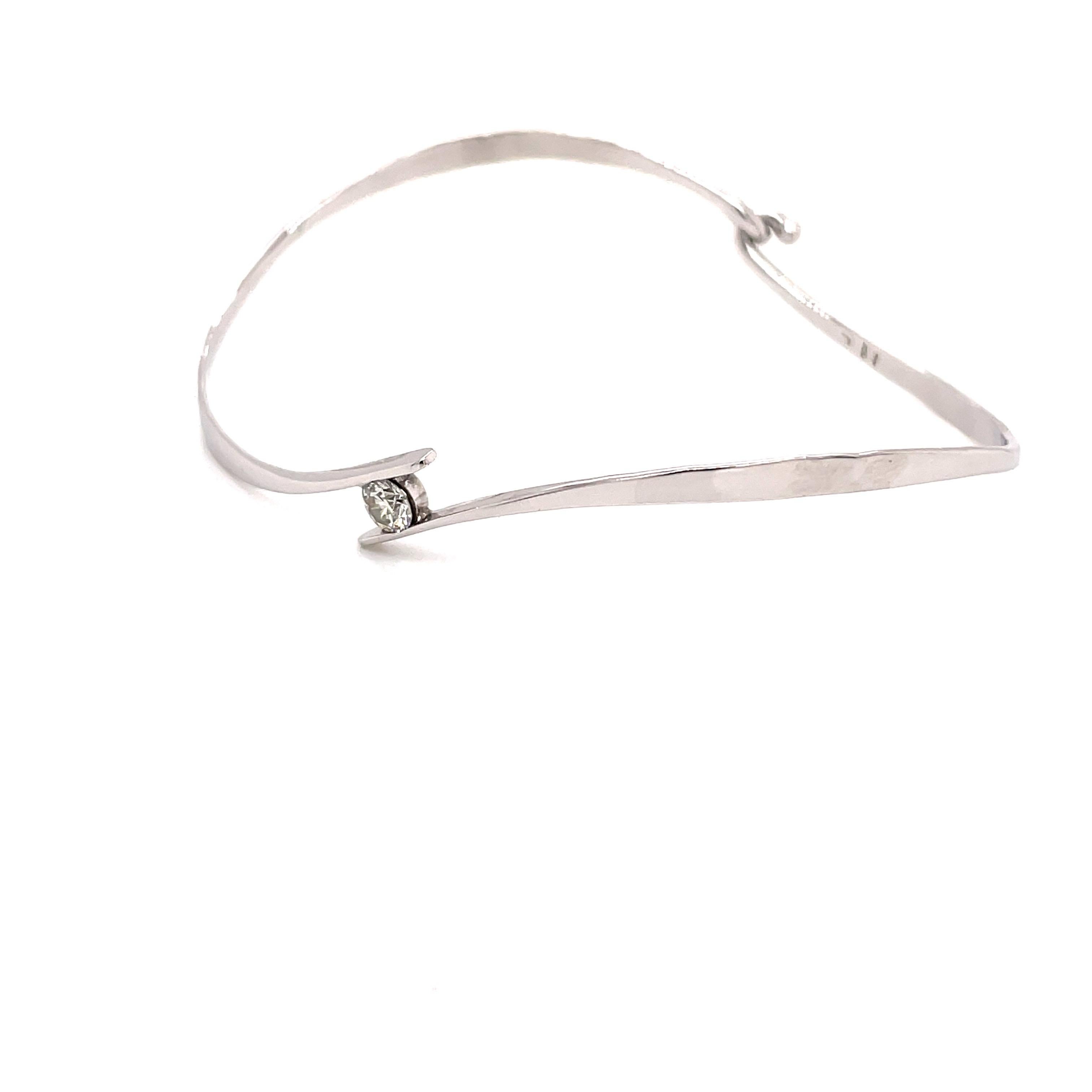 Taille ronde Bracelet jonc tourbillon en platine avec diamants de 0,27 carat en vente