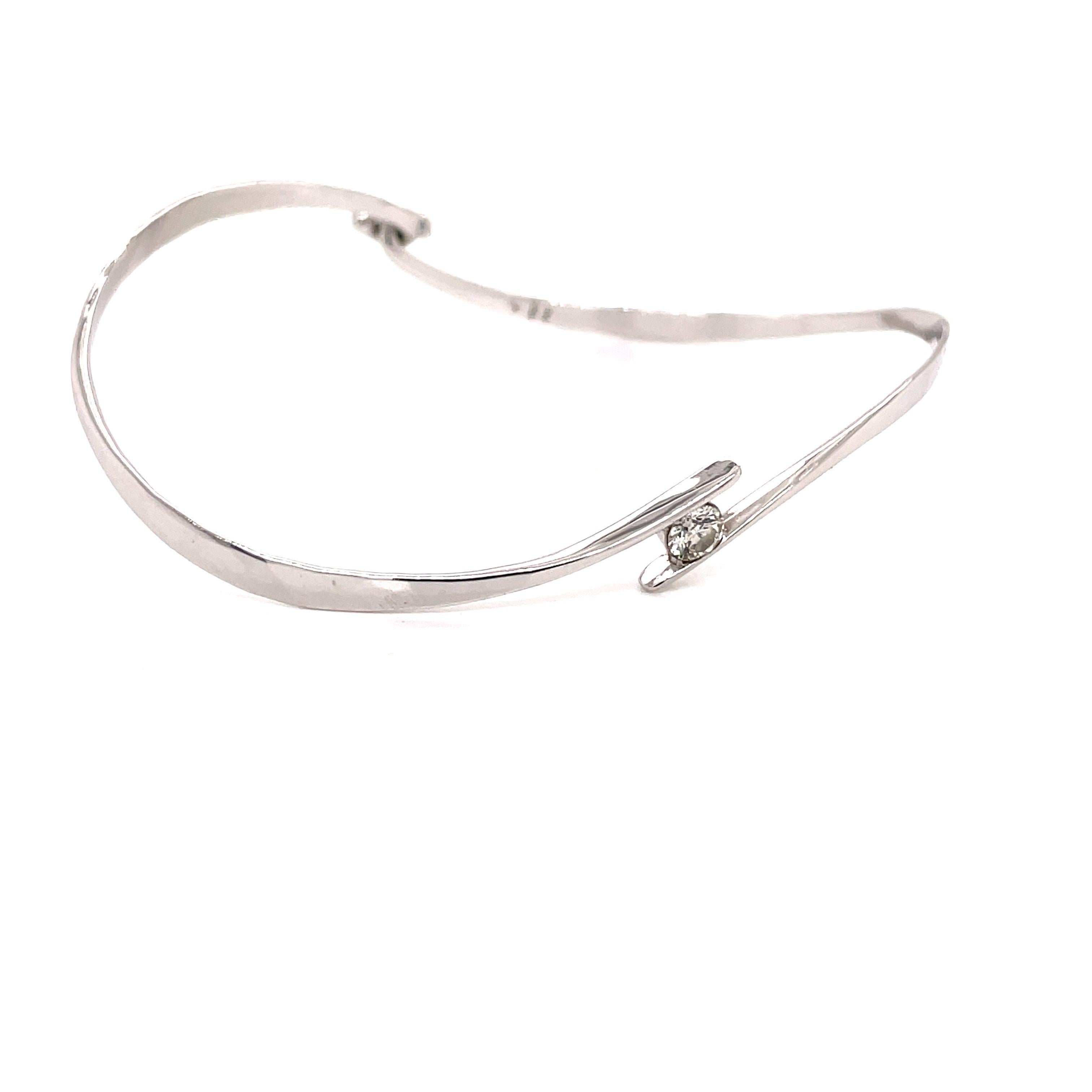 Bracelet jonc tourbillon en platine avec diamants de 0,27 carat Bon état - En vente à Boston, MA