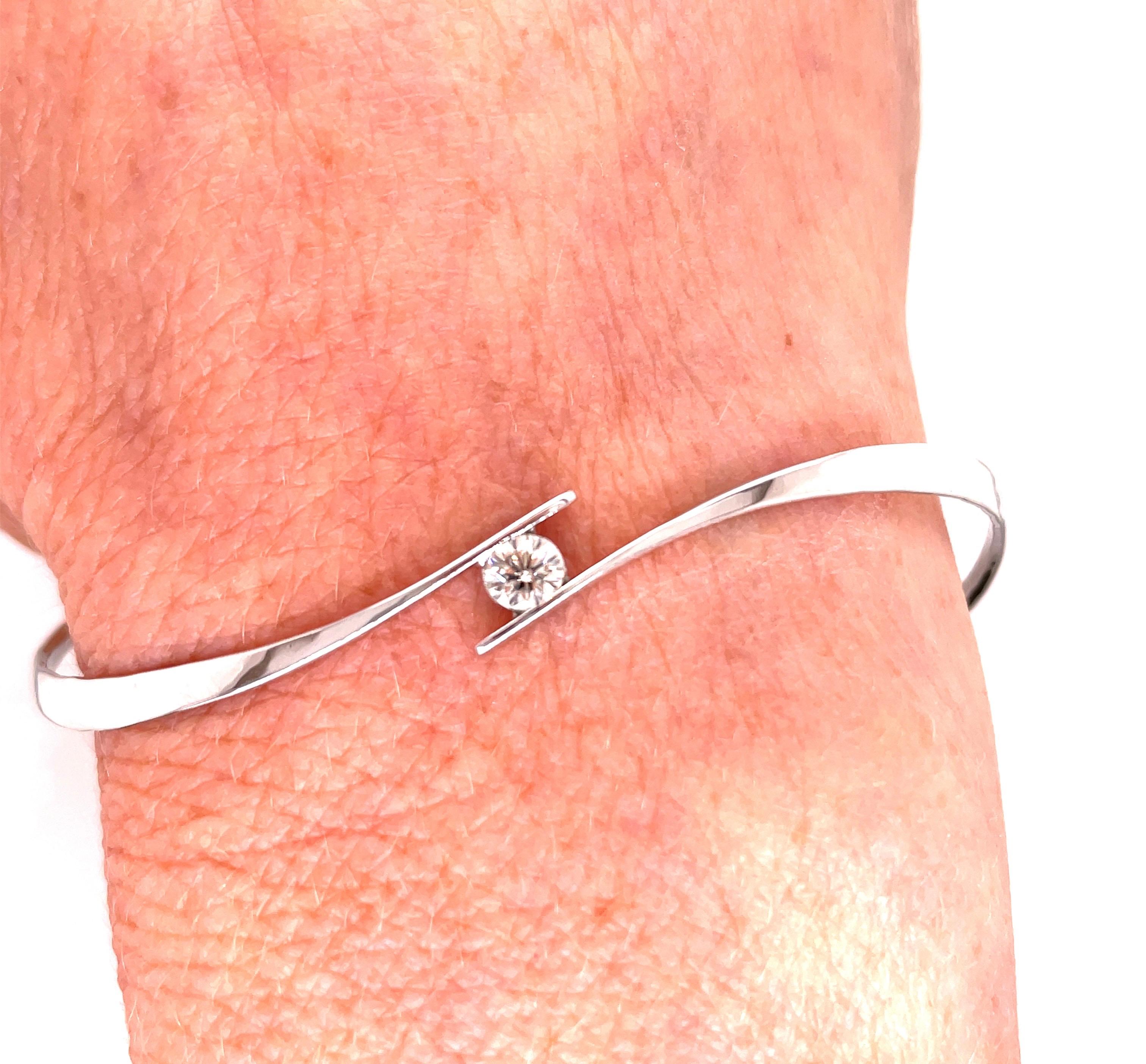 Bracelet jonc tourbillon en platine avec diamants de 0,27 carat en vente 1