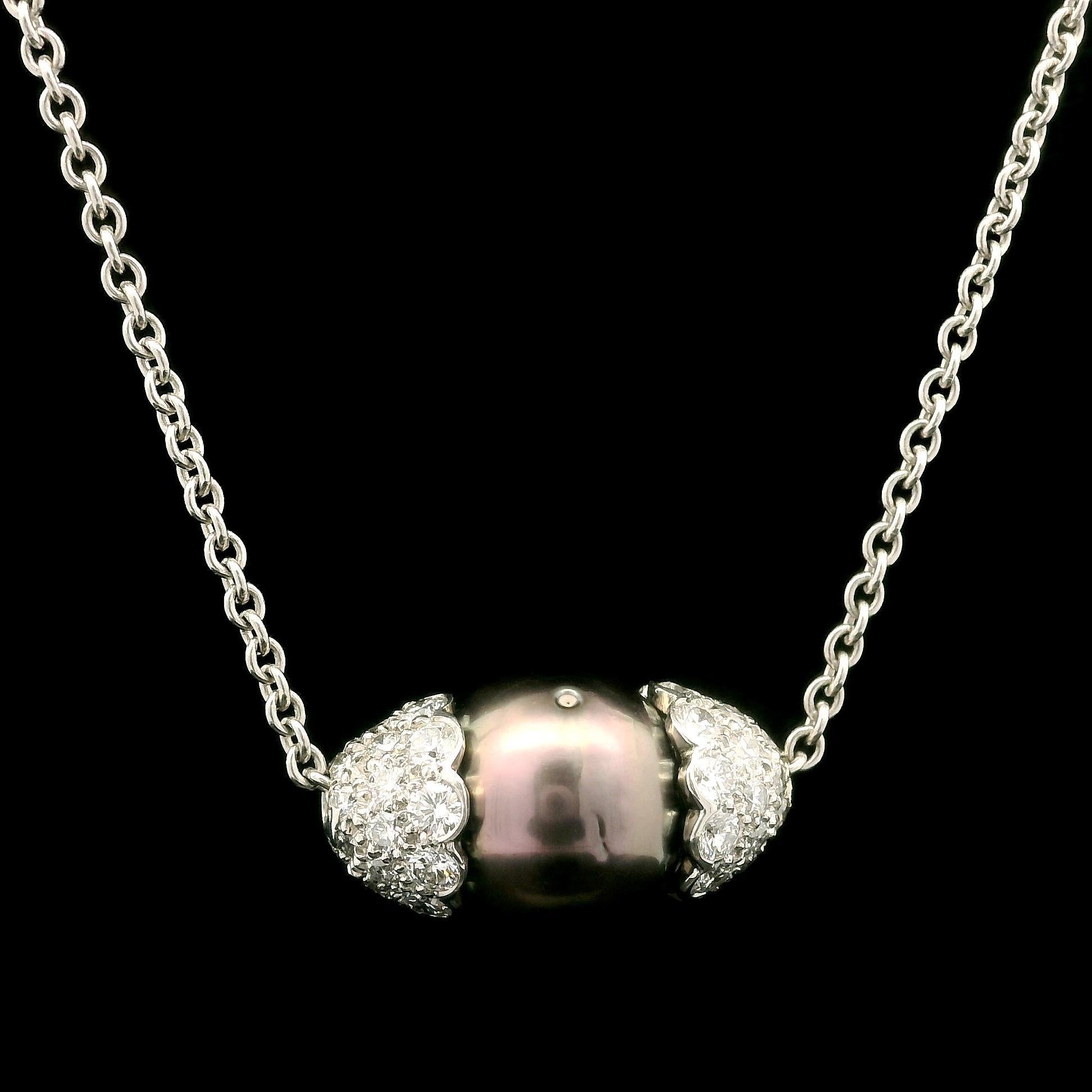 --Piedra(s):--
(1) Perla de Tahití cultivada auténtica - Forma redonda - Color gris - 11,8 mm (aprox.)
Numerosos Diamantes Genuinos Naturales - Talla Brillante Redonda - Engastados - Color F/G - Claridad VS1/VS2 - 1.0ctw (aprox.)

Material: Platino