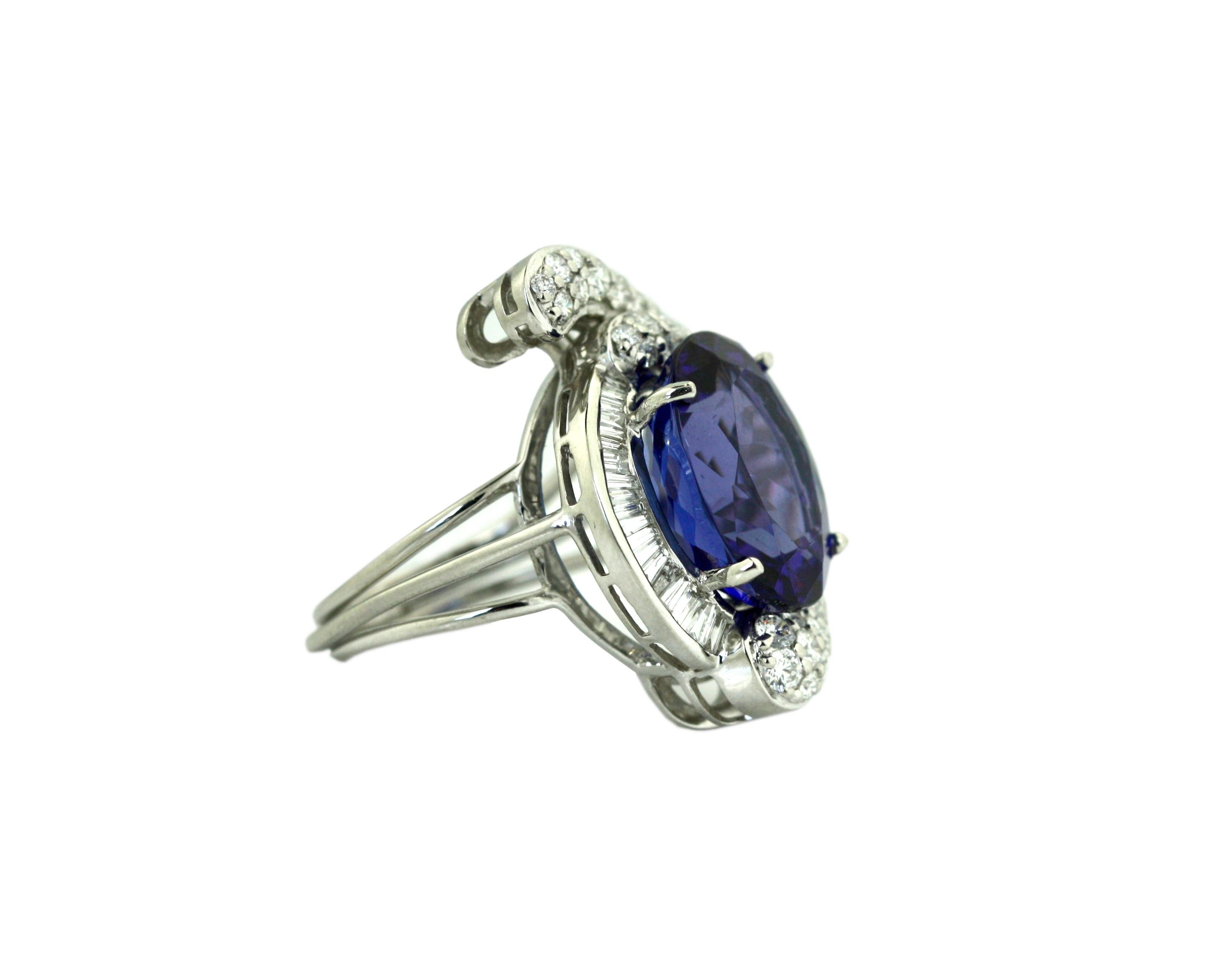Platin Tansanit und Diamant-Ring 
Besetzt mit einem ovalen Tansanit im Mischschliff mit einem Gewicht von ca. 13,84 Karat und den Maßen 16,23 x 13,55 x 8,96 mm in einer Einfassung aus zweiundsiebzig Diamanten im Baguette- und runden Brillantschliff
