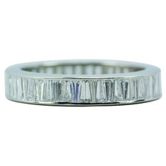 Platin Ewigkeitsring mit spitz zulaufenden weißen Diamanten im Baguetteschliff 3CTTW