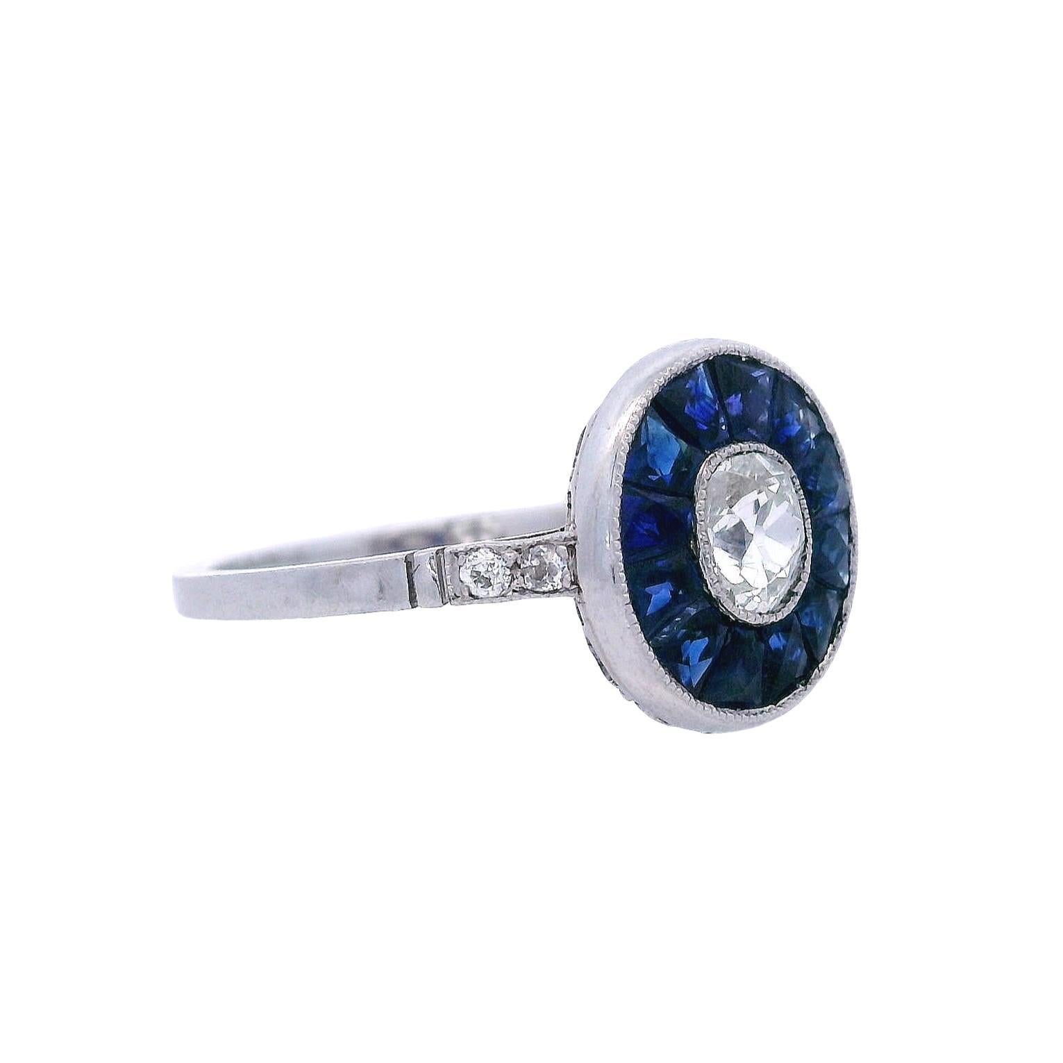 Taglio vecchia miniera Anello target in platino con zaffiri blu e diamanti in vendita