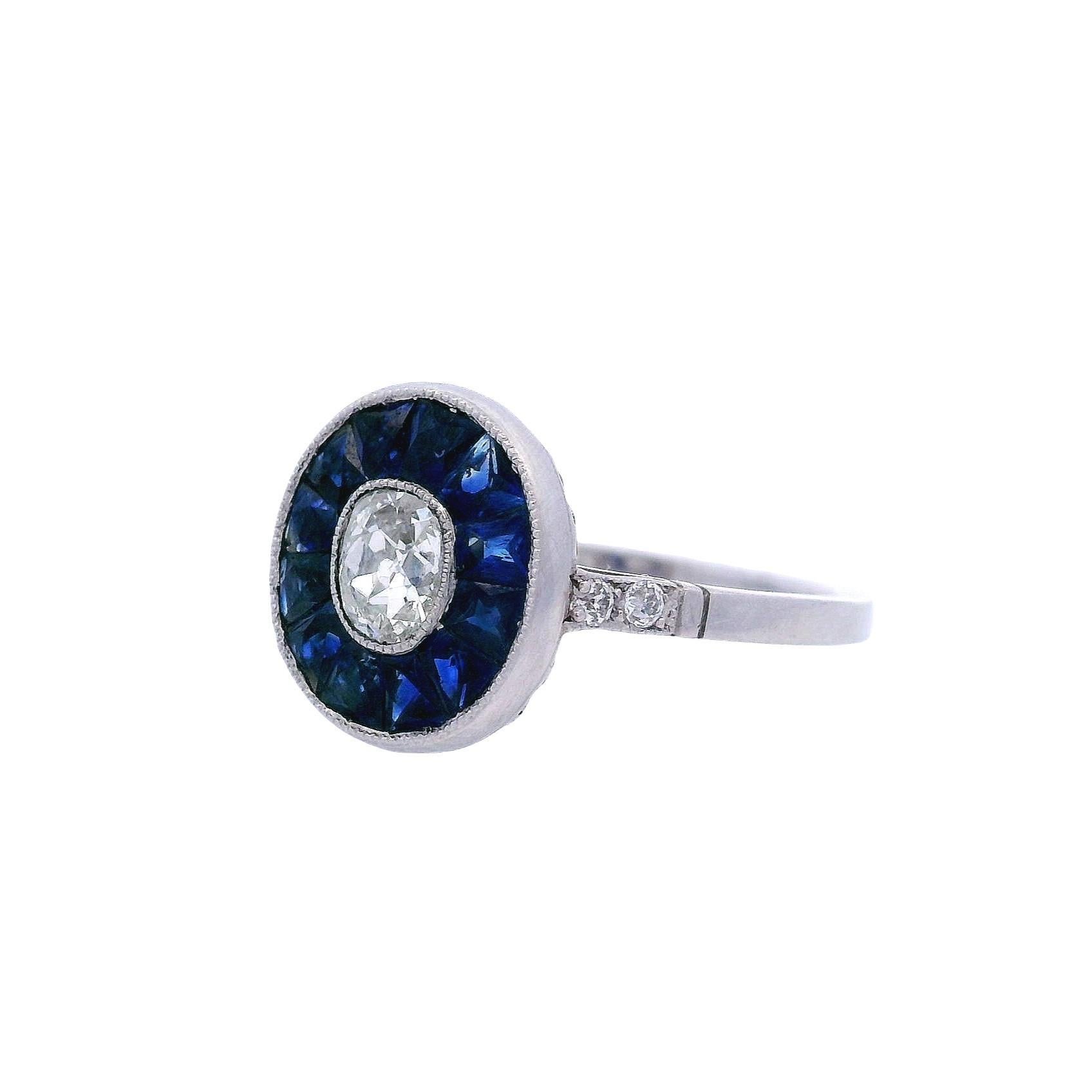 Anello target in platino con zaffiri blu e diamanti In condizioni buone in vendita a Aventura, FL