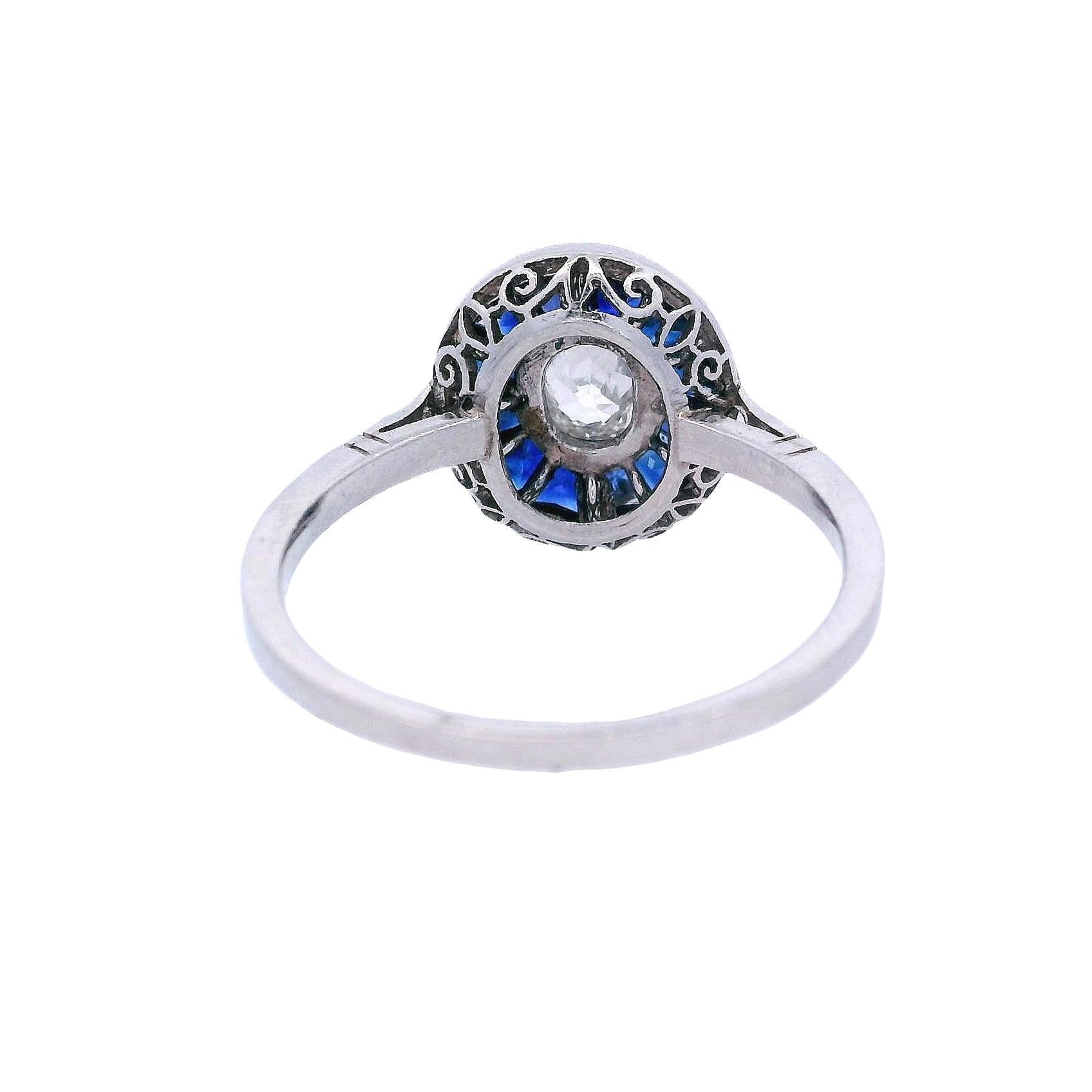 Anello target in platino con zaffiri blu e diamanti in vendita 2