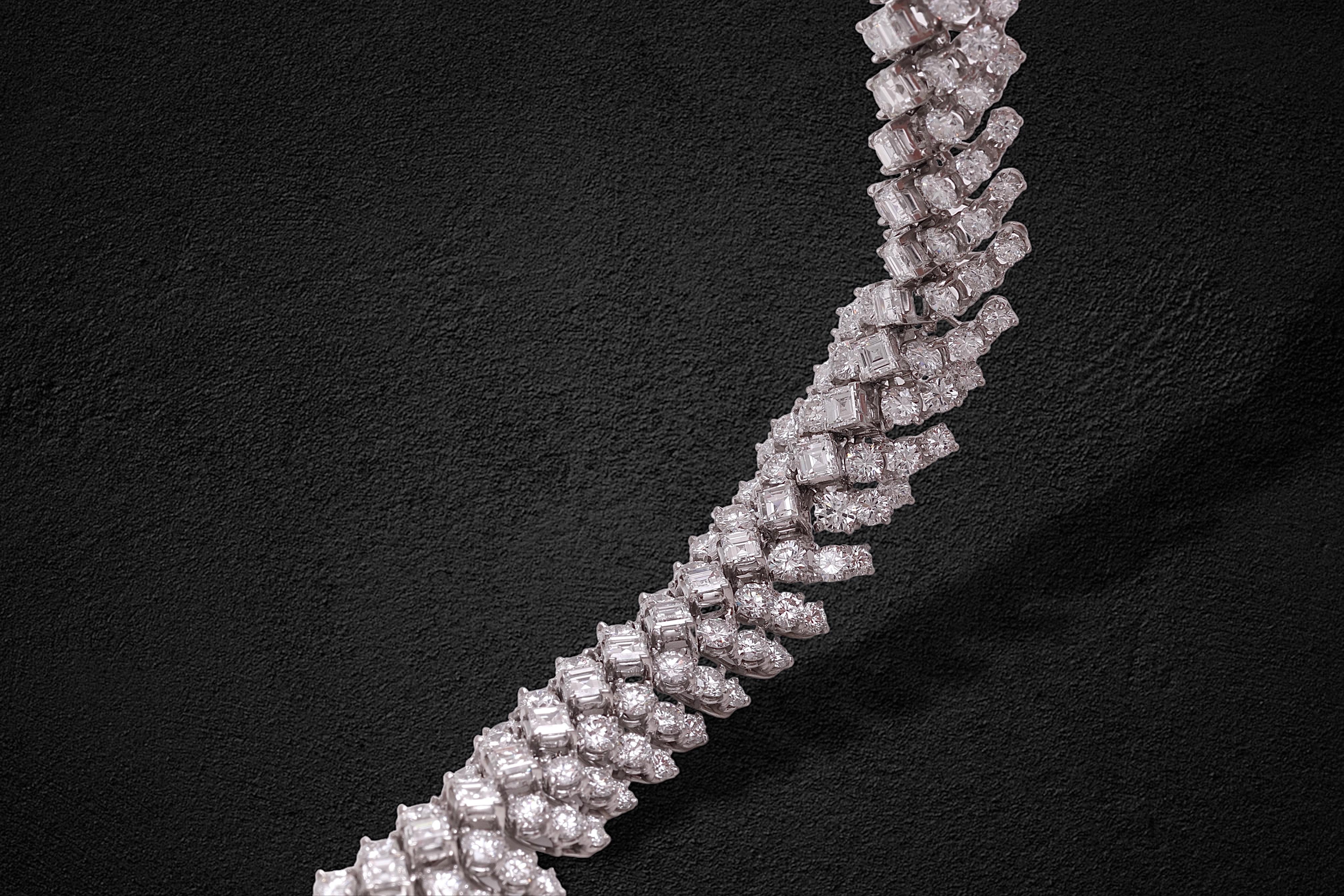Platinum Tennis Bracelet 30ct. Square & Brilliant Diamonds, Estate Sultan Oman   In Excellent Condition For Sale In Antwerp, BE