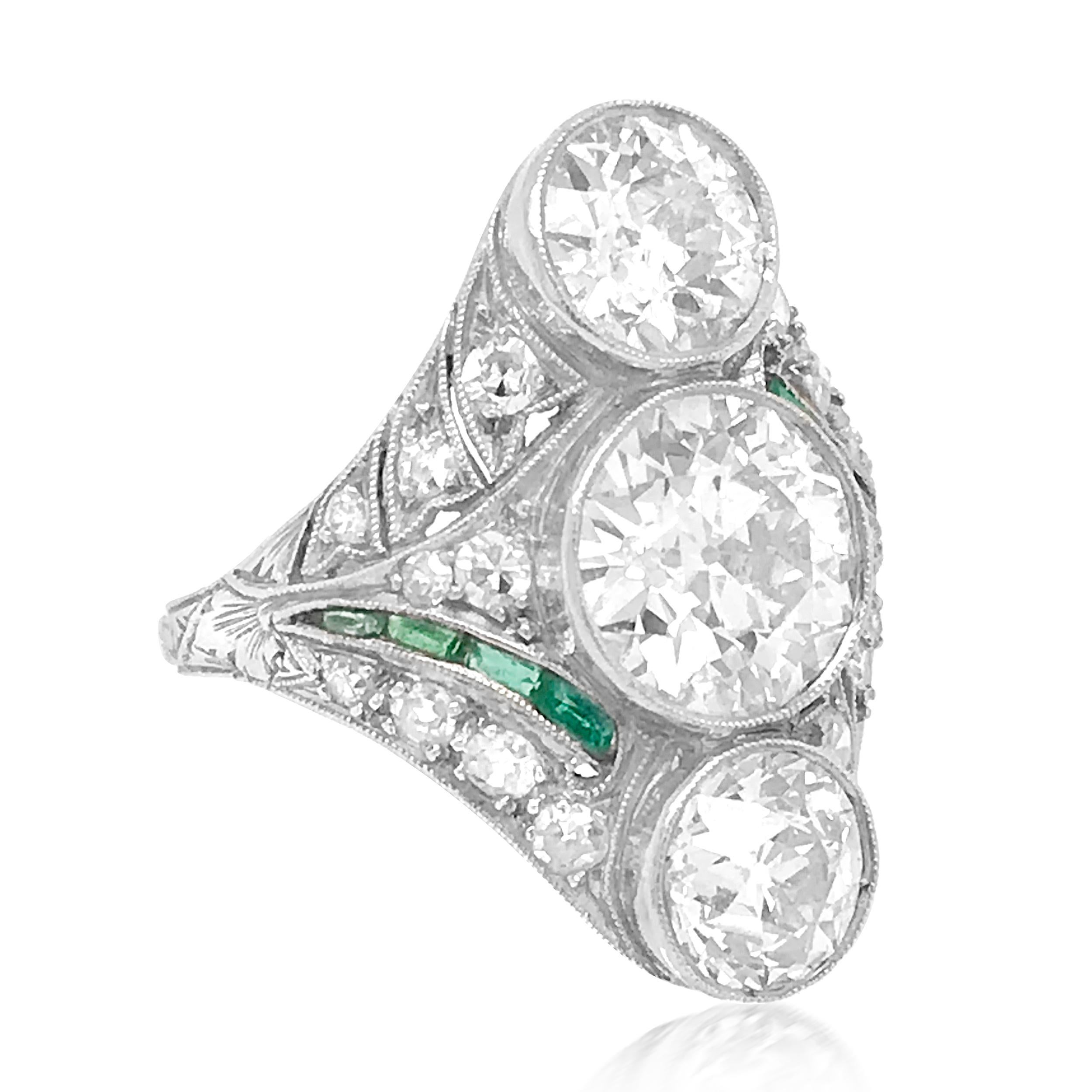 Questo anello con tre pietre di diamante in stile Art Deco è realizzato in platino massiccio con profili filigranati. L'anello è dotato di una parure di tre pietre, al centro delle quali spicca un diamante taglio vecchio europeo da 2 carati, di