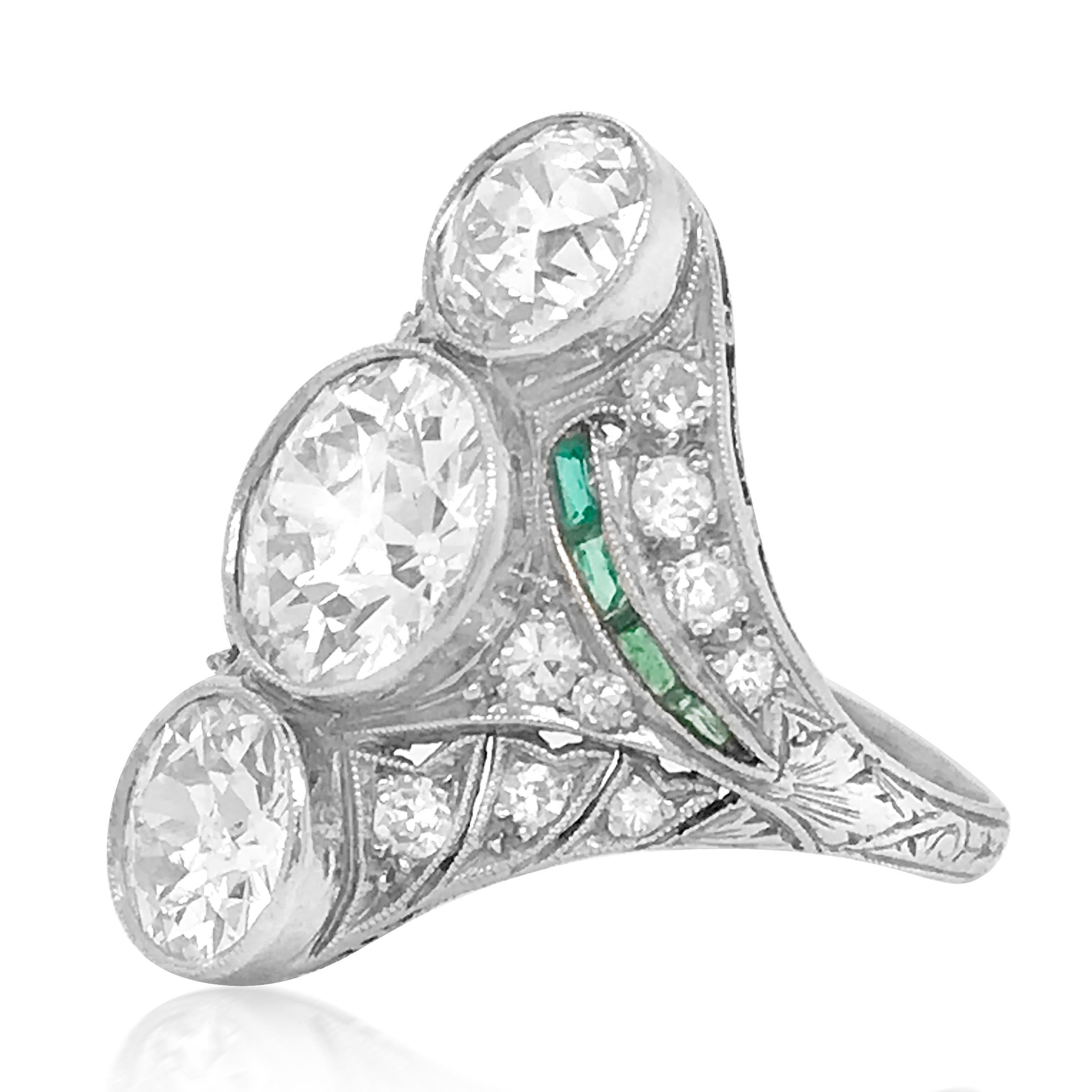 Taglio antico europeo Anello di platino con tre diamanti in vendita