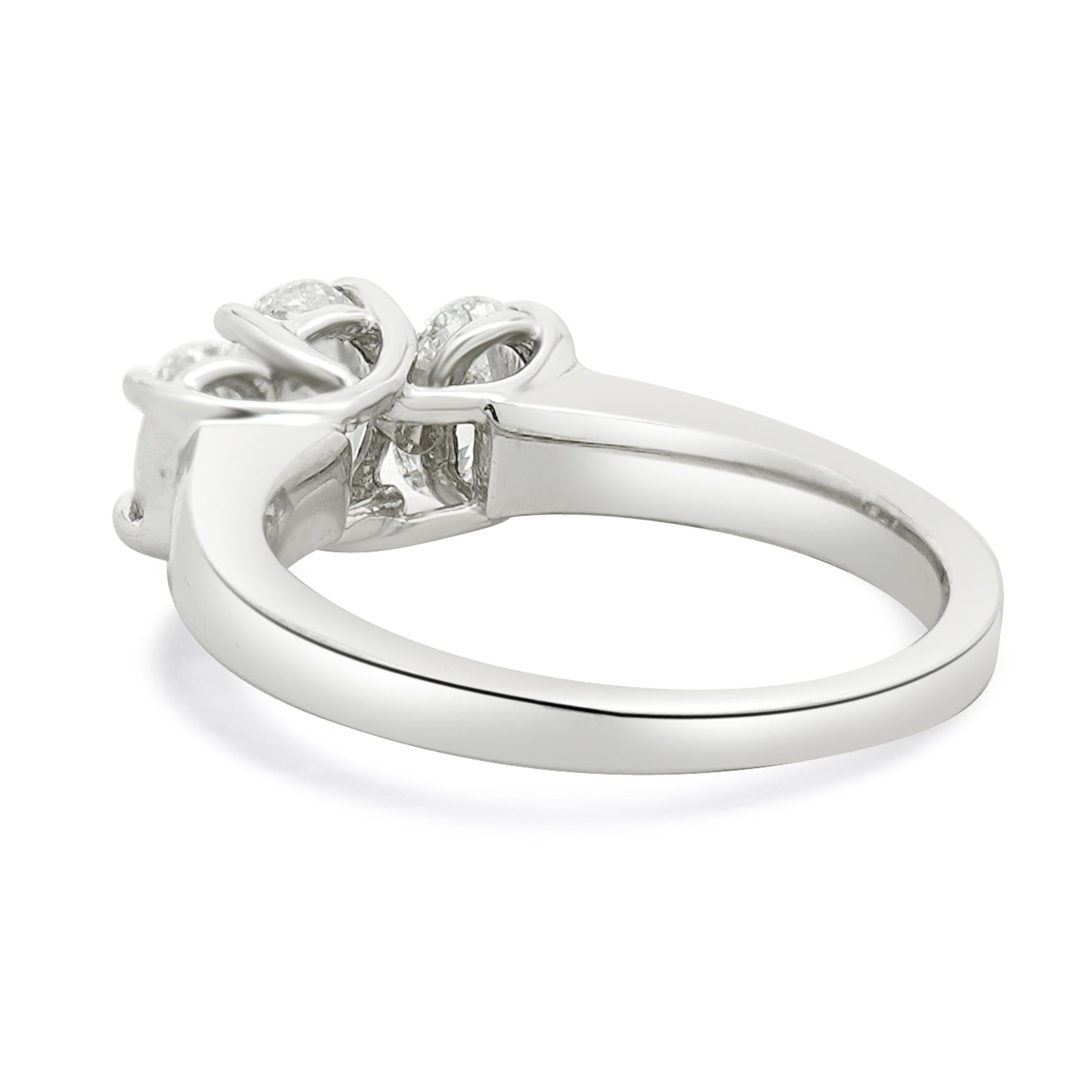 Taglio ovale Fascia di platino con tre diamanti ovali in vendita