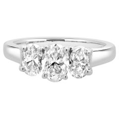 Anillo de Platino con Tres Diamantes Ovalados