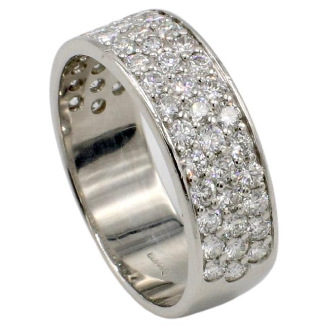 Anello in platino a tre file da 1,00 carati con diamante naturale pavé e mezza fede larga 
Metallo: Platino
Peso: 7.28 grammi
Diamanti: Circa 1.00 CTW F-G VS diamanti naturali rotondi 
Larghezza: 6,5 mm
Dimensione: 7 (US)
LDD F35000550