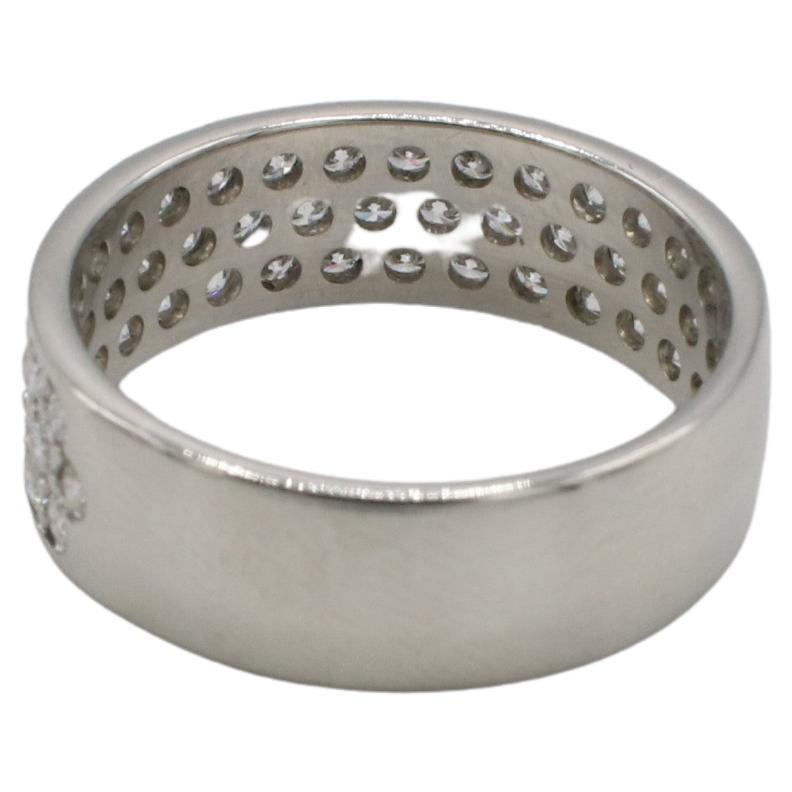 Moderno Anello di platino a tre file con diamante naturale pavé da 1,00 carati, 6,5 mm. in vendita