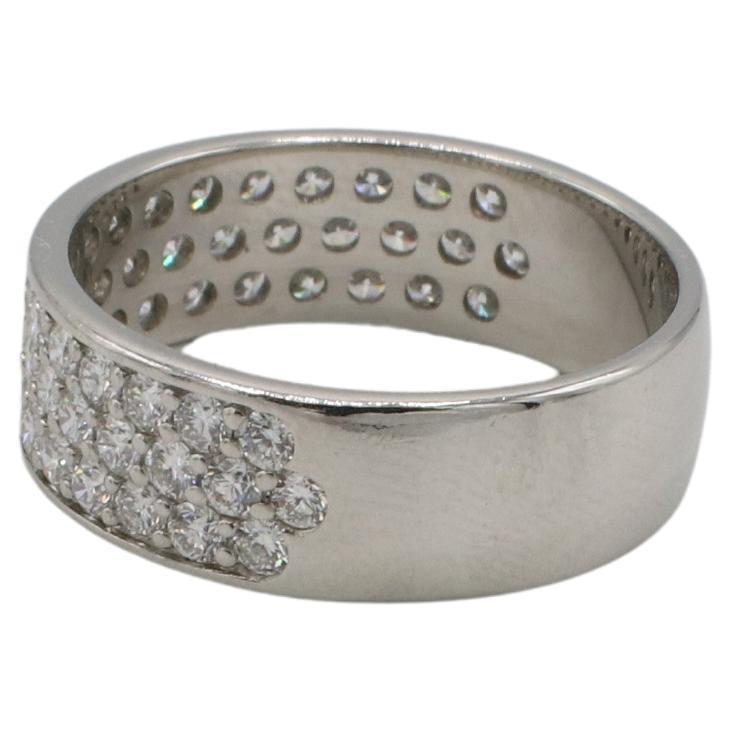Taglio rotondo Anello di platino a tre file con diamante naturale pavé da 1,00 carati, 6,5 mm. in vendita