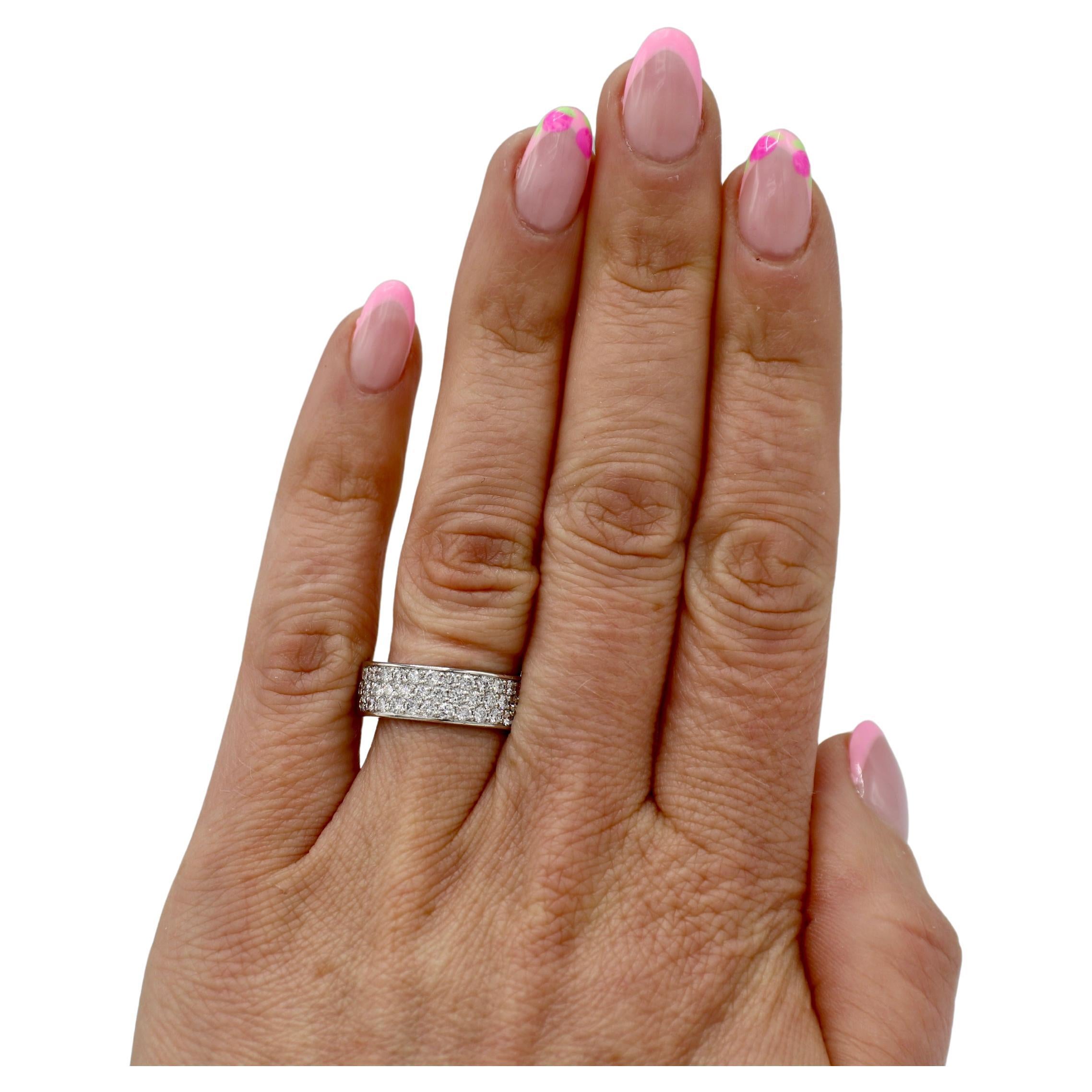Anello di platino a tre file con diamante naturale pavé da 1,00 carati, 6,5 mm. In condizioni ottime in vendita a  Baltimore, MD