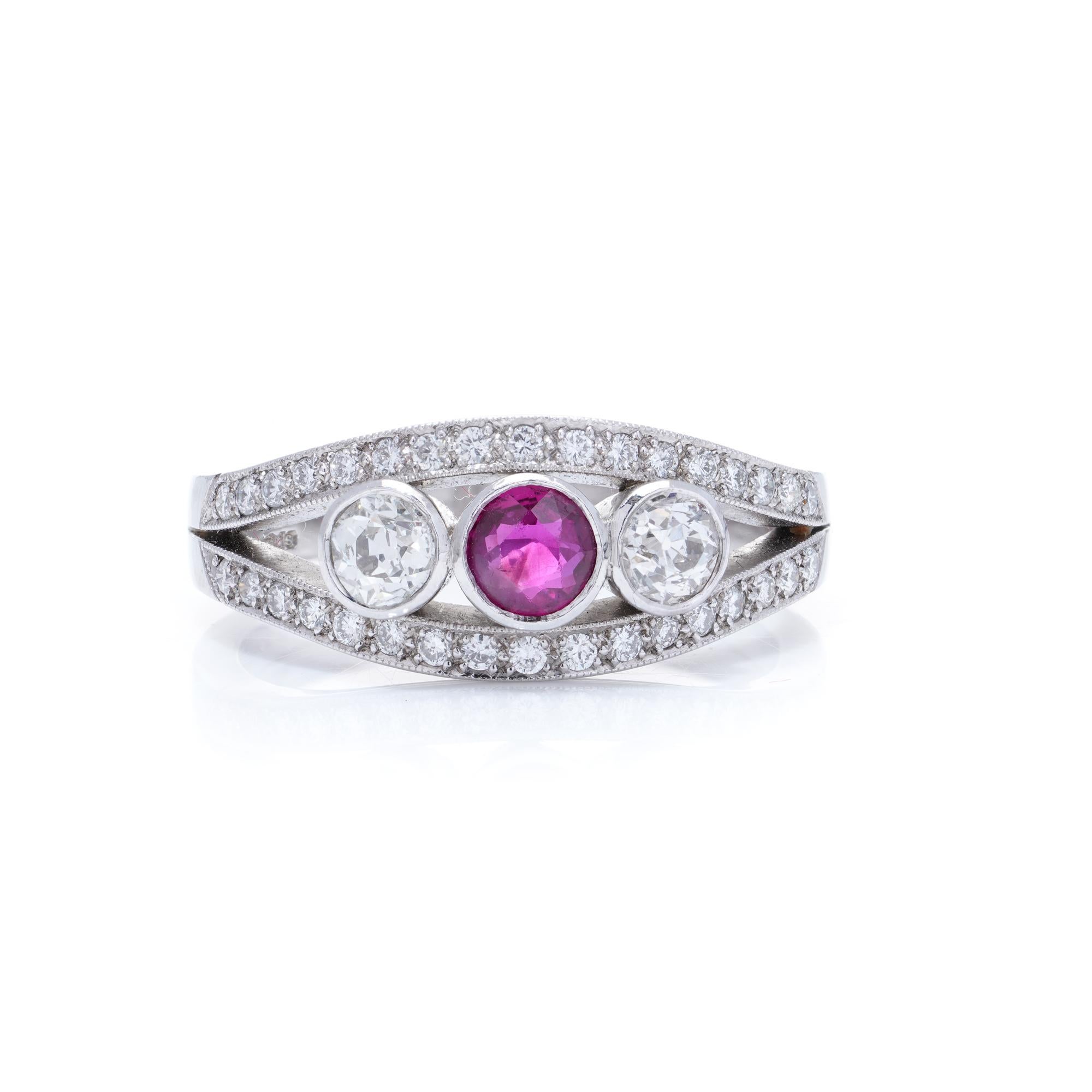 Anello in platino con tre pietre, diamanti e rubini.

Made in England, 2017
Creatore: DA A

Taglia delle dita: REGNO UNITO  P 1/2 (EU 57 , US 7.75 )
Peso: 8,64 grammi

Diamanti -
Taglio: Brillante rotondo, Vecchio - Europeo
Quantità: 36
Peso in
