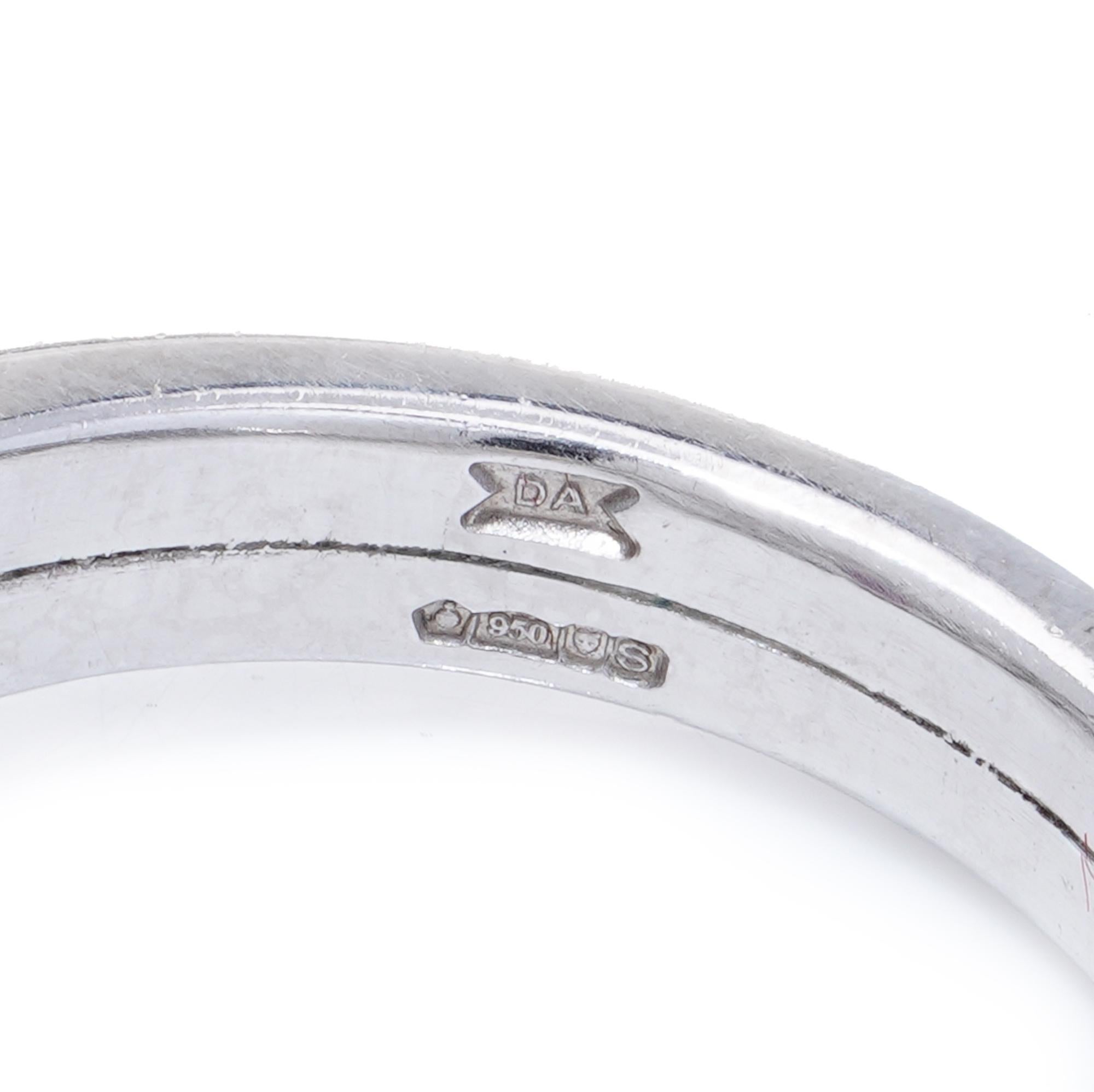 Anello in platino con tre pietre, diamanti e rubini in vendita 1