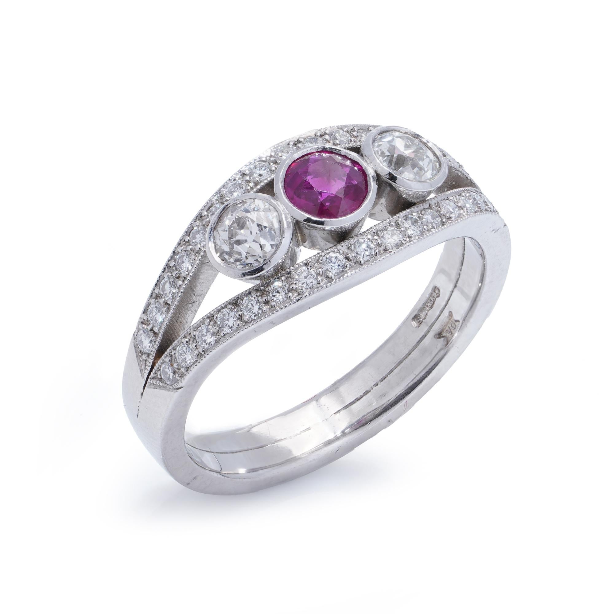 Anello in platino con tre pietre, diamanti e rubini in vendita 2