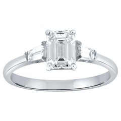 Platin Drei Stein Smaragd Form & Verjüngte Baguette Diamant Ring GIA 1::0 Karat