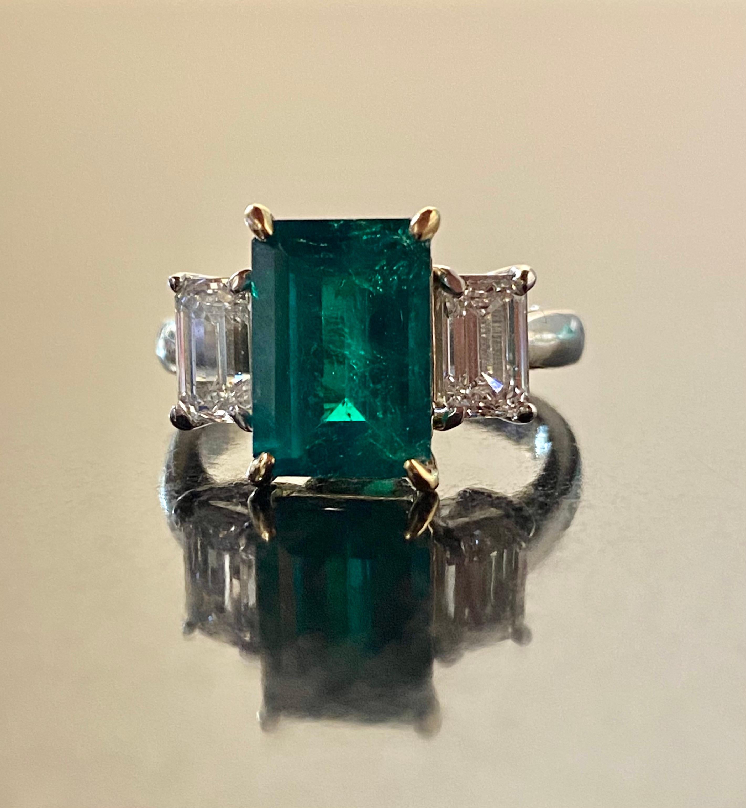 Verlobungsring aus Platin mit drei Steinen, GIA-Diamant im Smaragdschliff und kolumbianischem Smaragd im Angebot 7