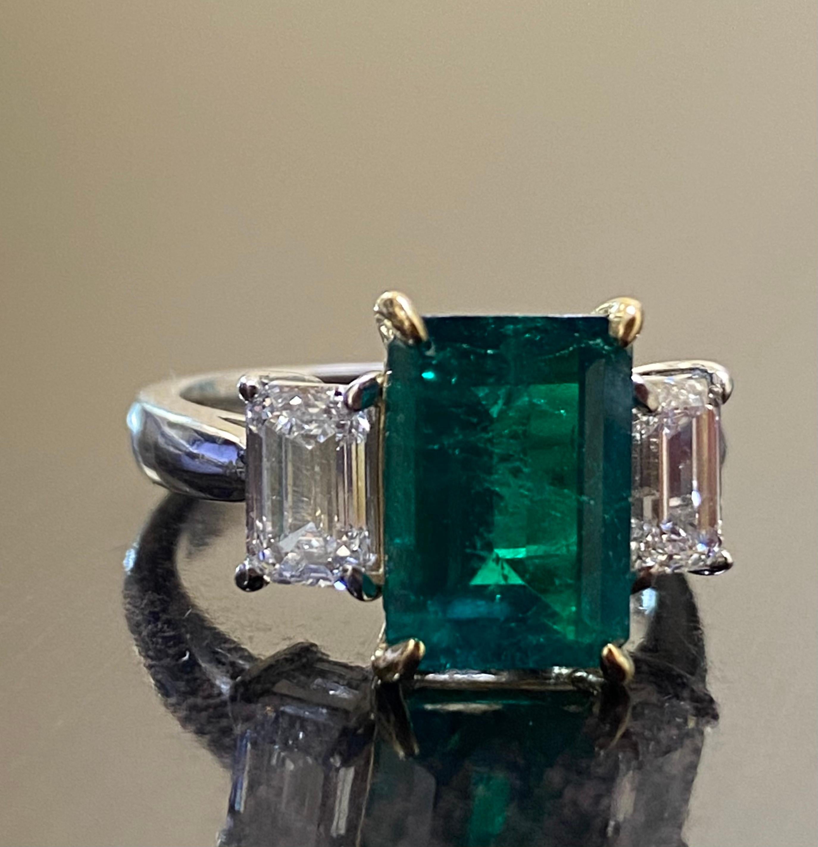 Platinum Three Stone GIA Emerald Cut Diamond Colombian Emerald Engagement Ring In New Condition For Sale In Los Angeles, CA