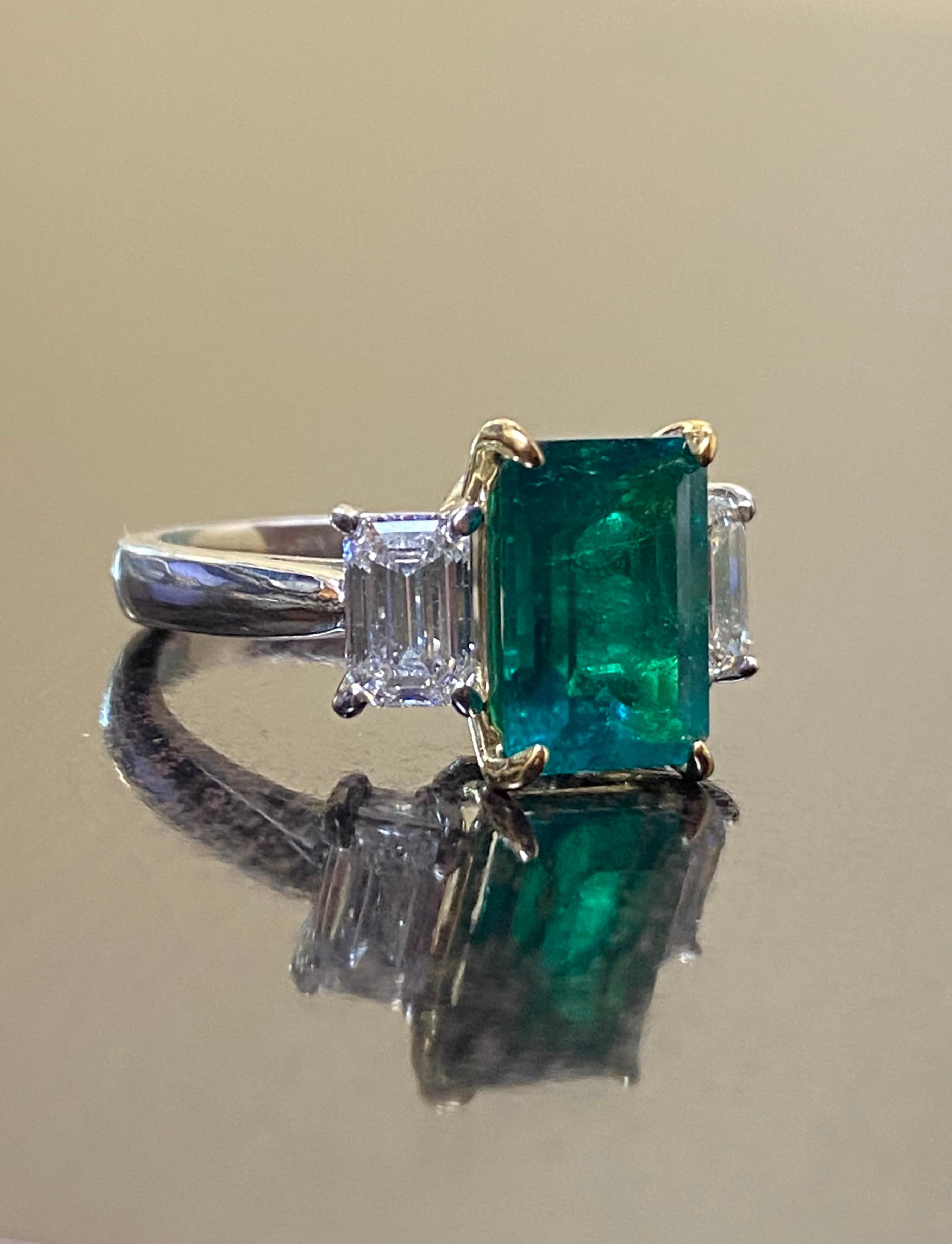 Verlobungsring aus Platin mit drei Steinen, GIA-Diamant im Smaragdschliff und kolumbianischem Smaragd im Angebot 1