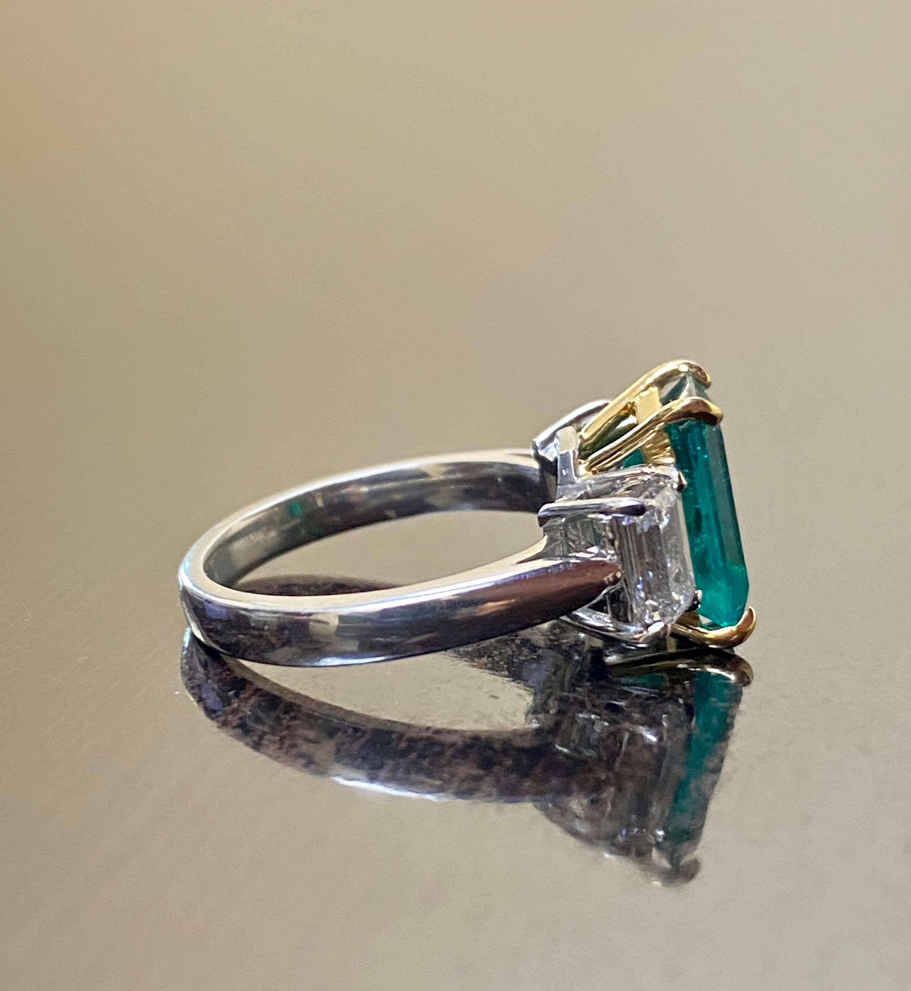Verlobungsring aus Platin mit drei Steinen, GIA-Diamant im Smaragdschliff und kolumbianischem Smaragd im Angebot 2