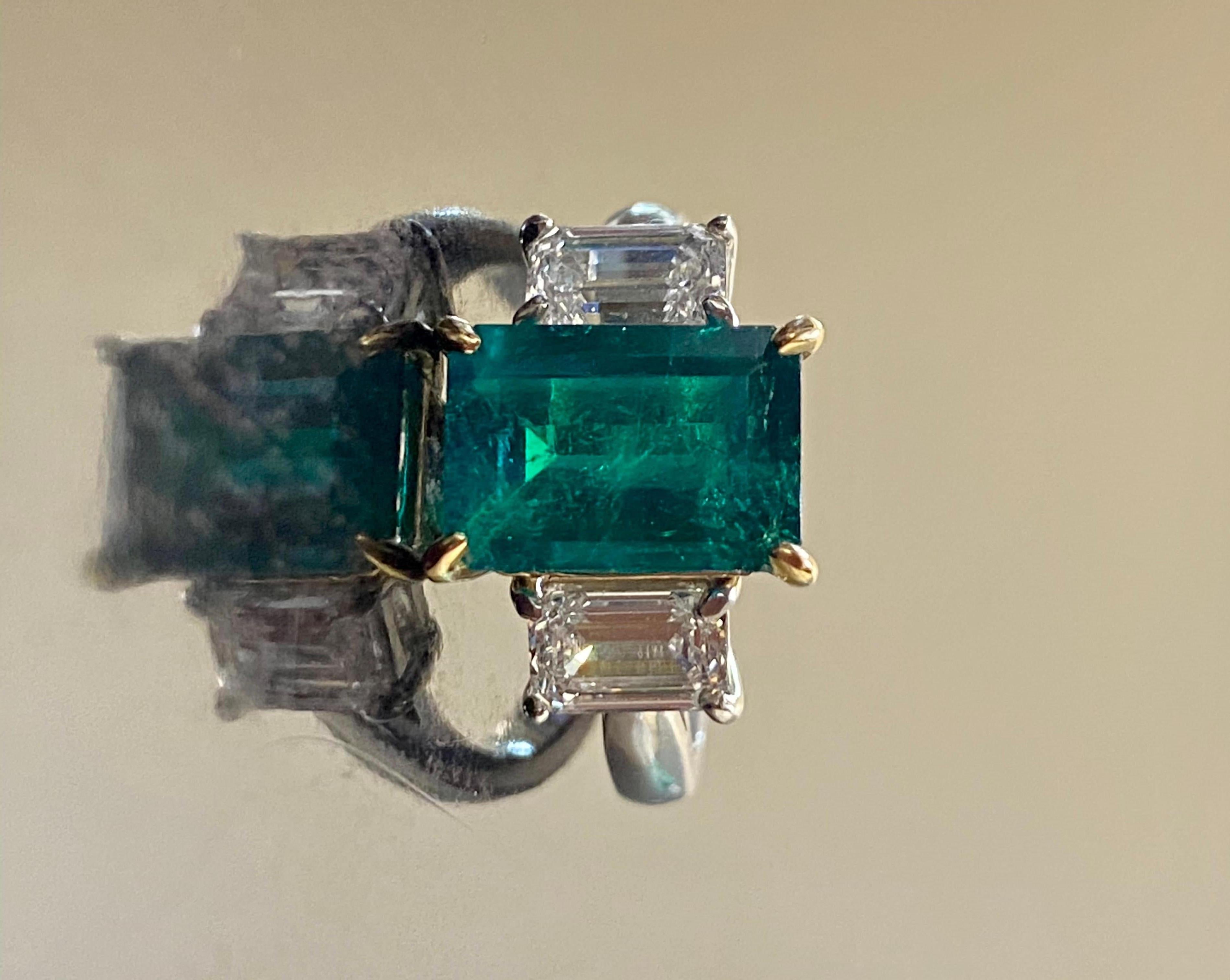 Verlobungsring aus Platin mit drei Steinen, GIA-Diamant im Smaragdschliff und kolumbianischem Smaragd im Angebot 3