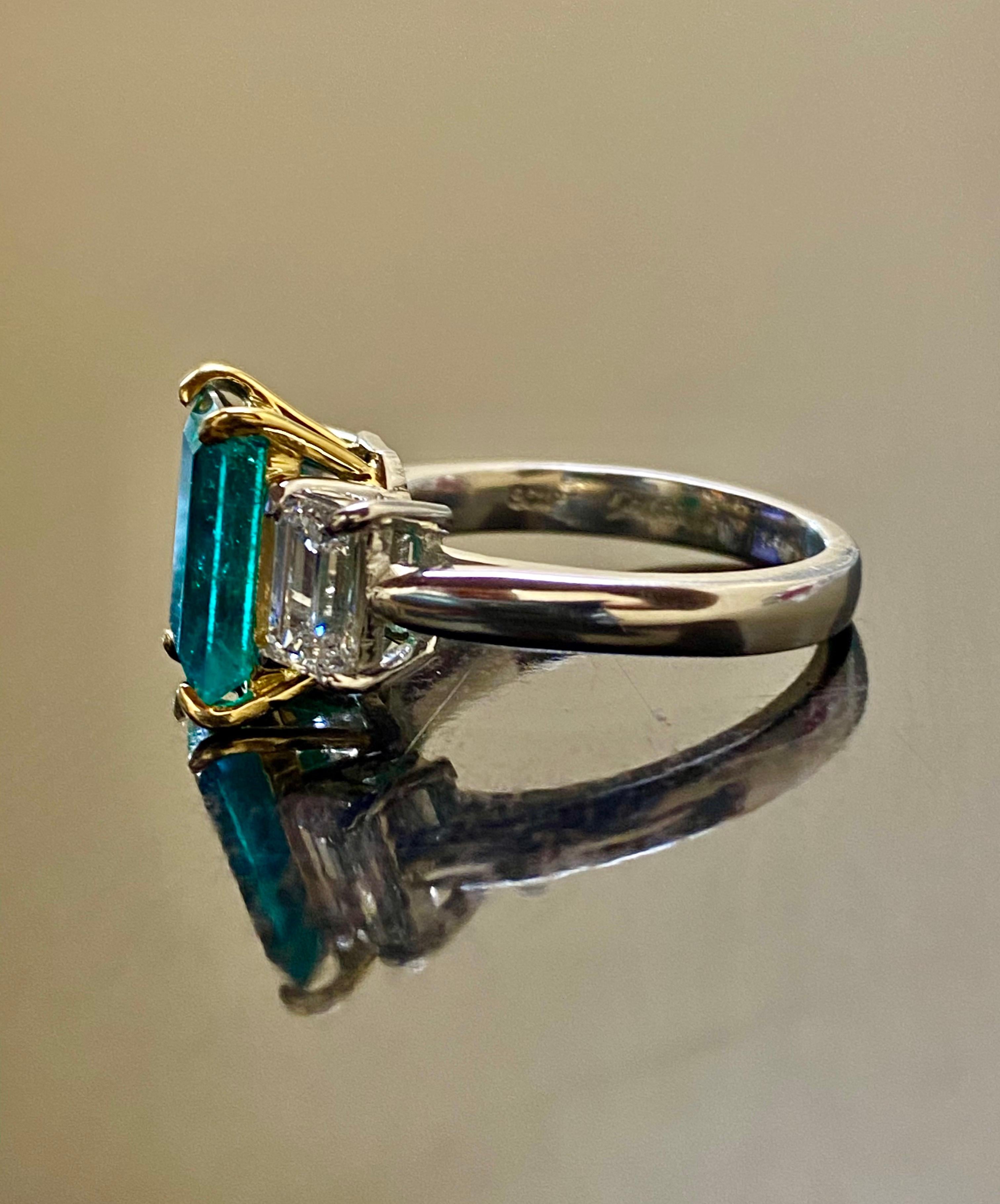 Verlobungsring aus Platin mit drei Steinen, GIA-Diamant im Smaragdschliff und kolumbianischem Smaragd im Angebot 4