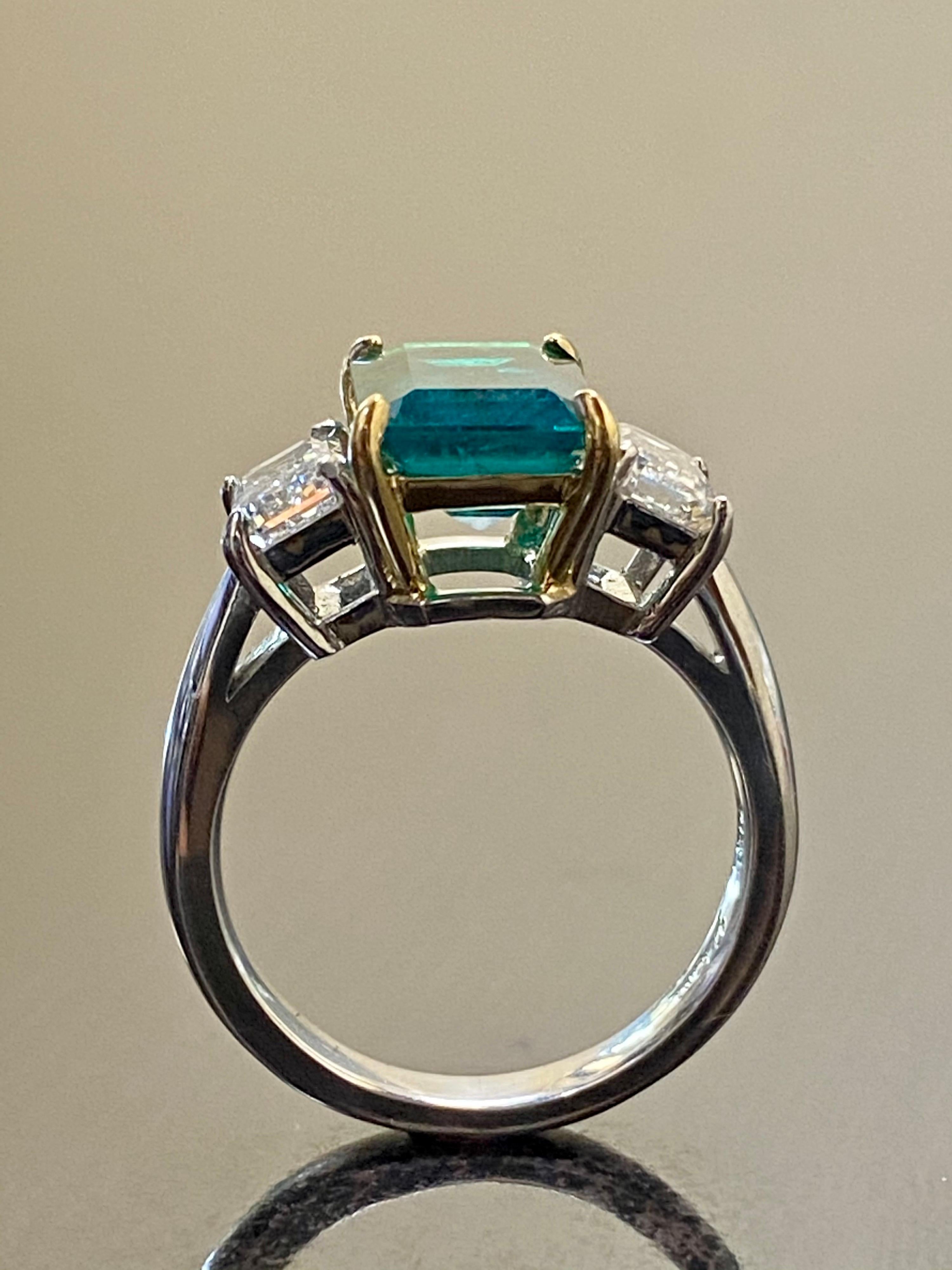 Verlobungsring aus Platin mit drei Steinen, GIA-Diamant im Smaragdschliff und kolumbianischem Smaragd im Angebot 6